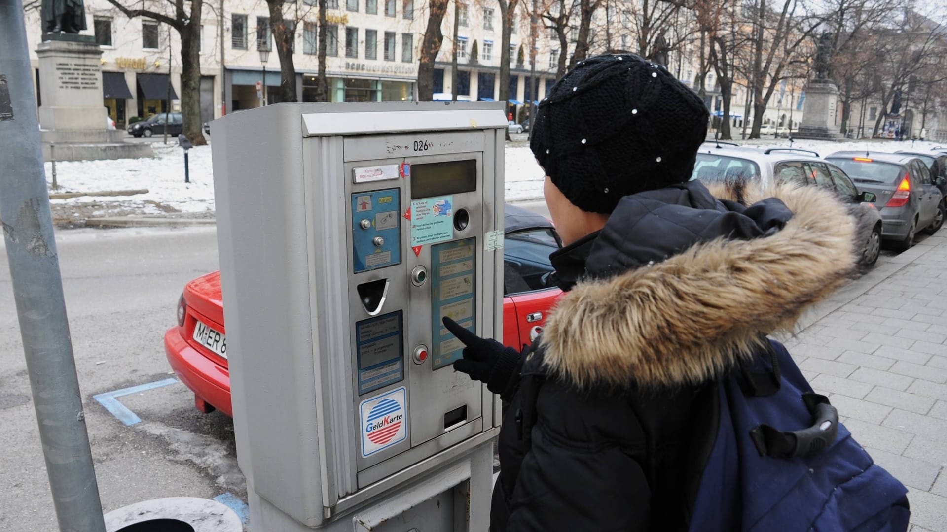 Parkautomat in der Innenstadt von München (Archivbild): Die Polizei warnt hier vor einer neuen Abzocke.