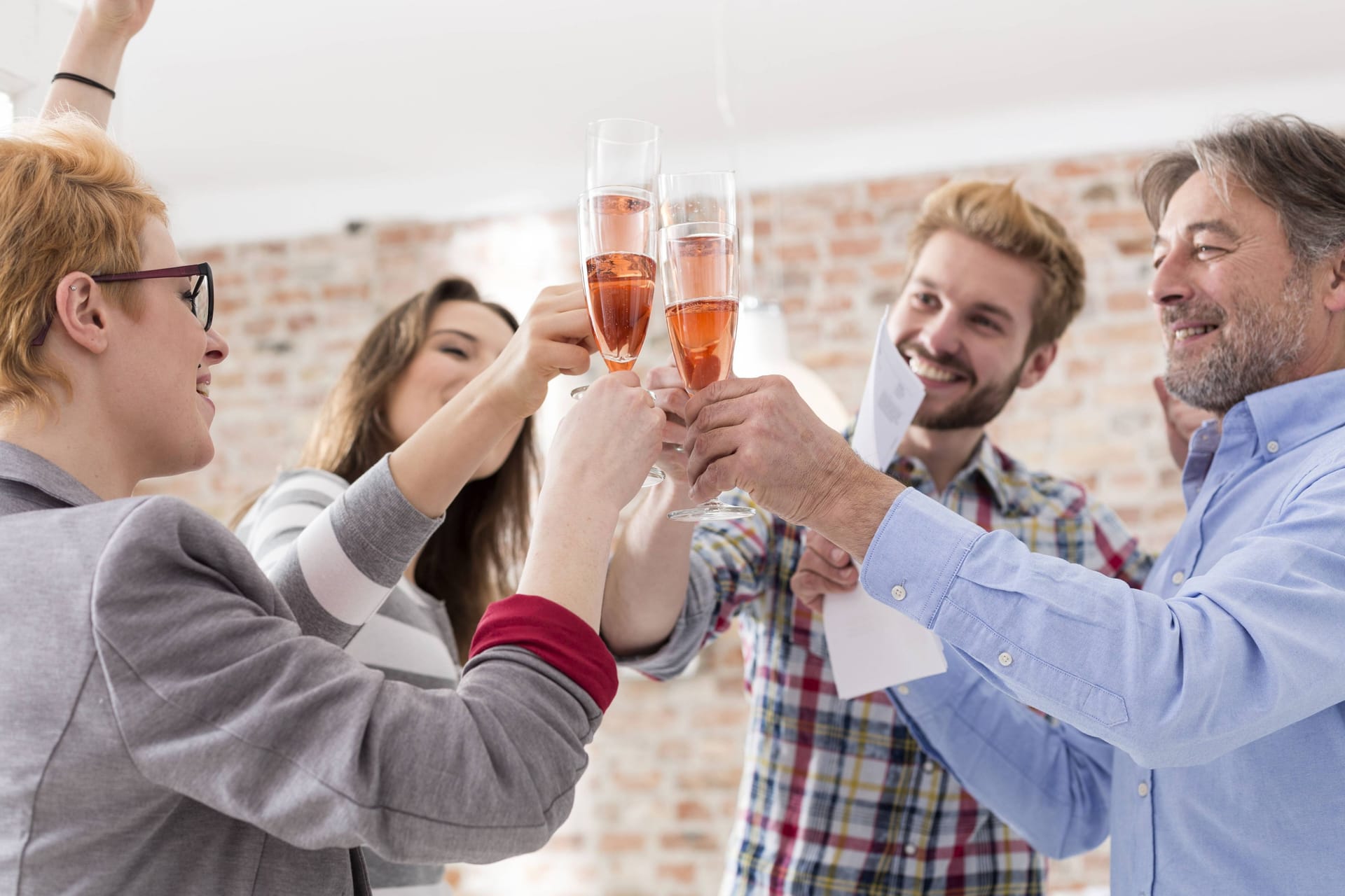 Am Arbeitsplatz: Letztendlich entscheidet der Vorgesetzte, ob Alkohol bei der Arbeit erlaubt ist.