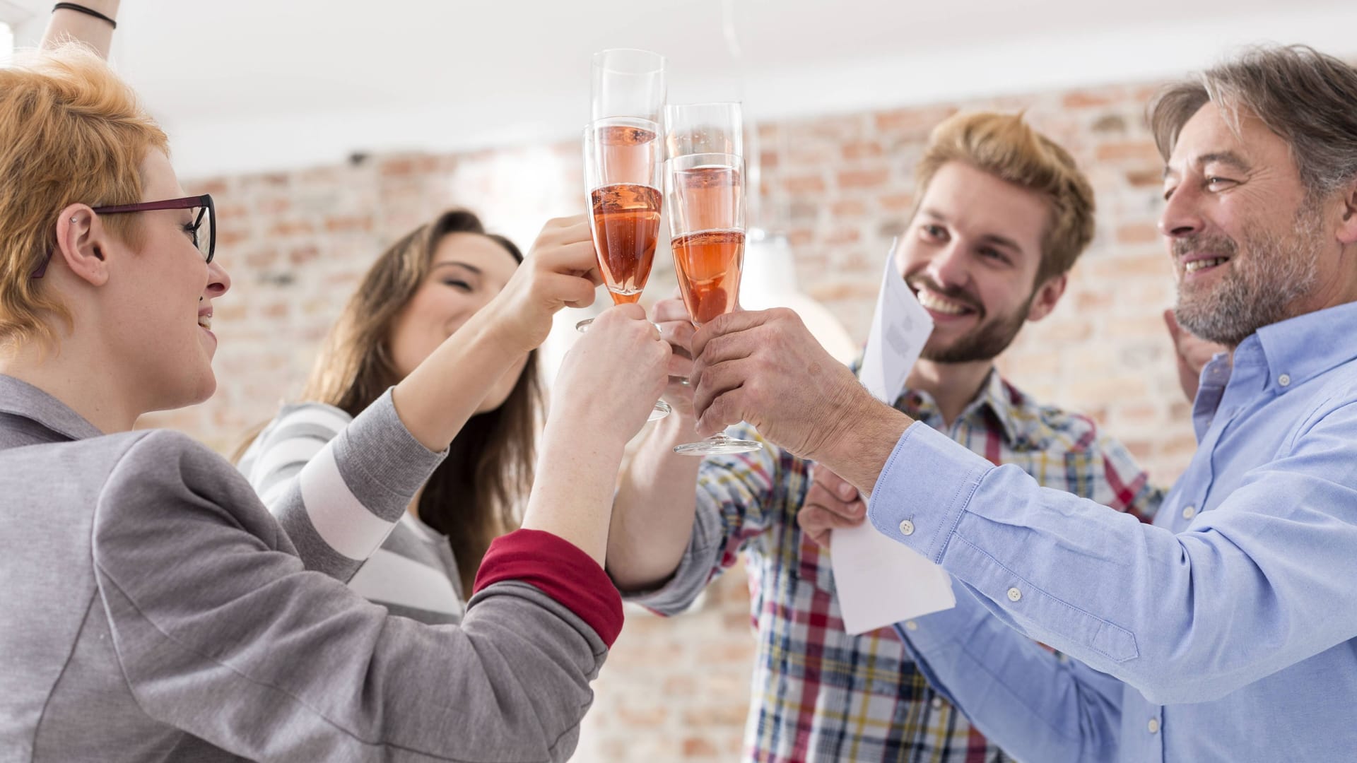 Am Arbeitsplatz: Letztendlich entscheidet der Vorgesetzte, ob Alkohol bei der Arbeit erlaubt ist.