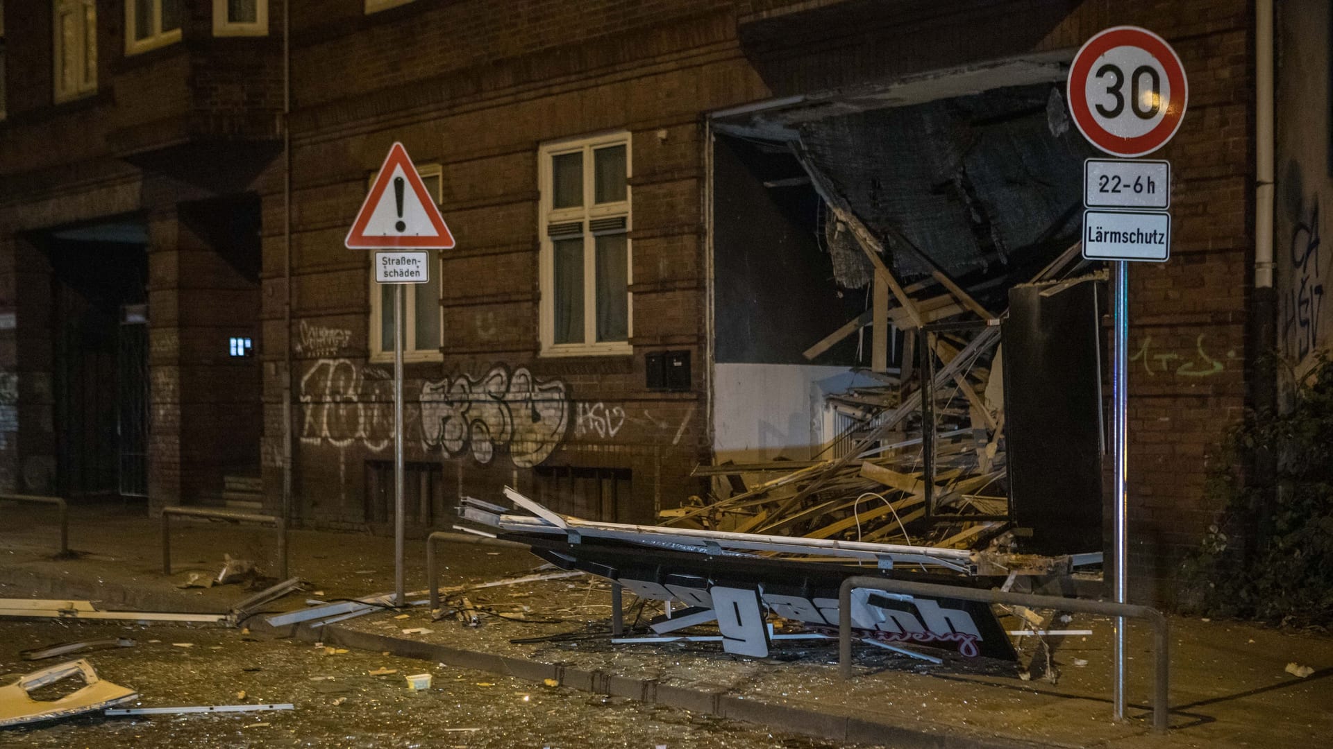 Das zerstörte Restaurant in Hamburg-Wandsbek: Die Statik des Gebäudes muss geprüft werden.