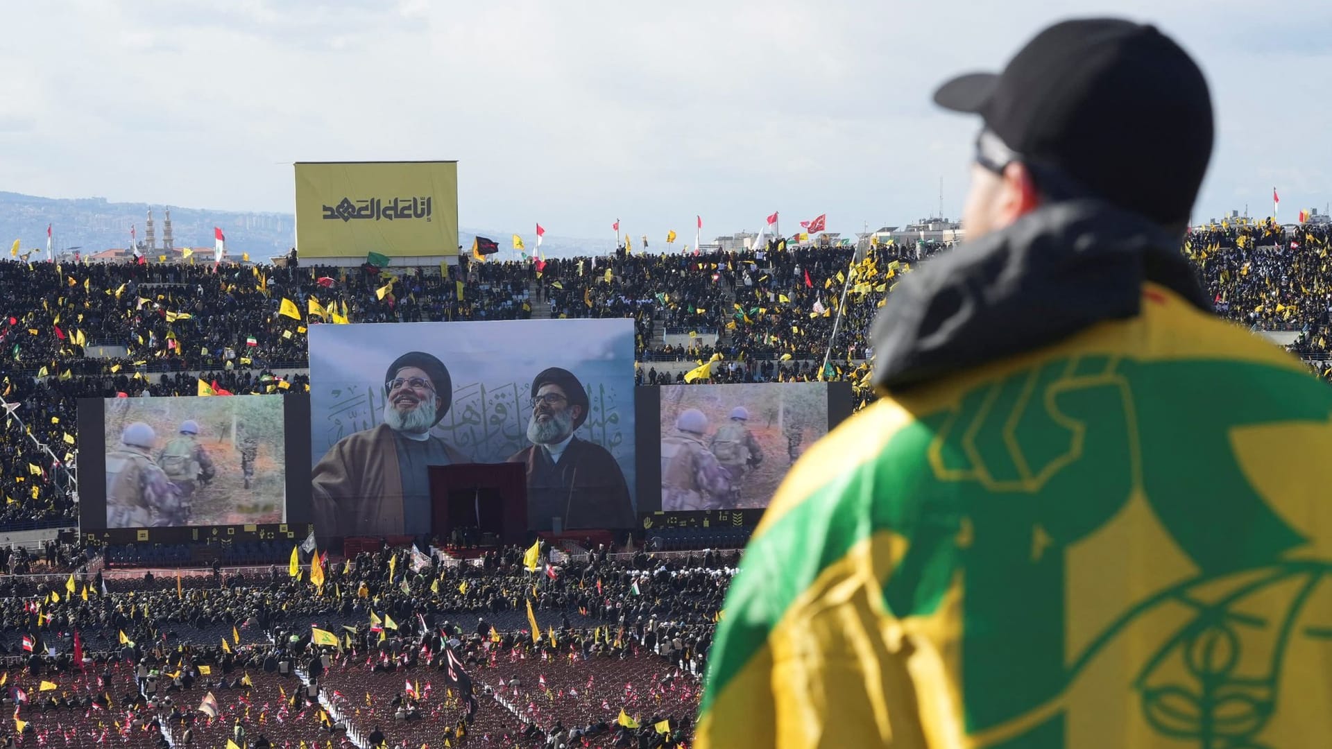 Eine Person mit Hisbollah-Flagge nimmt an der Beerdigung von Nasrallah teil: Während der Trauerfeier des Terrorführers griff Israel Ziele im Libanon aus der Luft an.