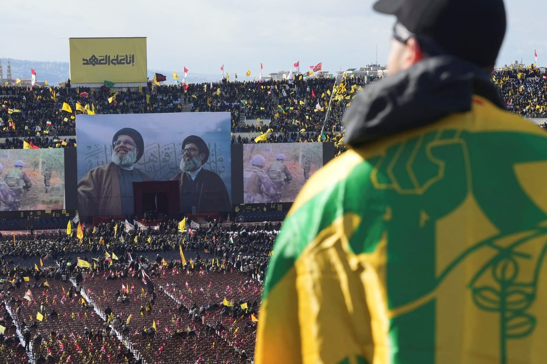 Eine Person mit Hisbollah-Flagge nimmt an der Beerdigung von Nasrallah teil: Während der Trauerfeier des Terrorführers griff Israel Ziele im Libanon aus der Luft an.