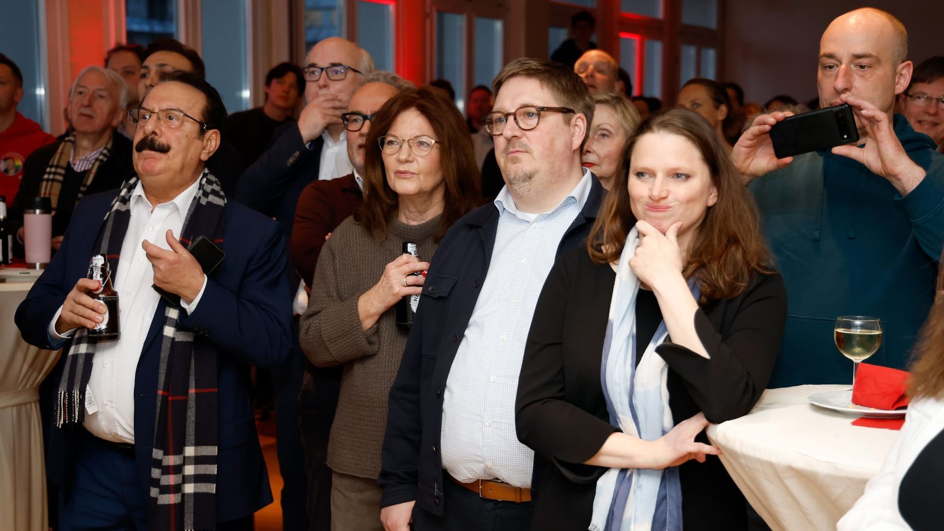 Schlechte Laune bei der Hamburger SPD: Die Landesvorsitzende Melanie Leonhard (vorne r,) reagiert auf das Wahlergebnis.