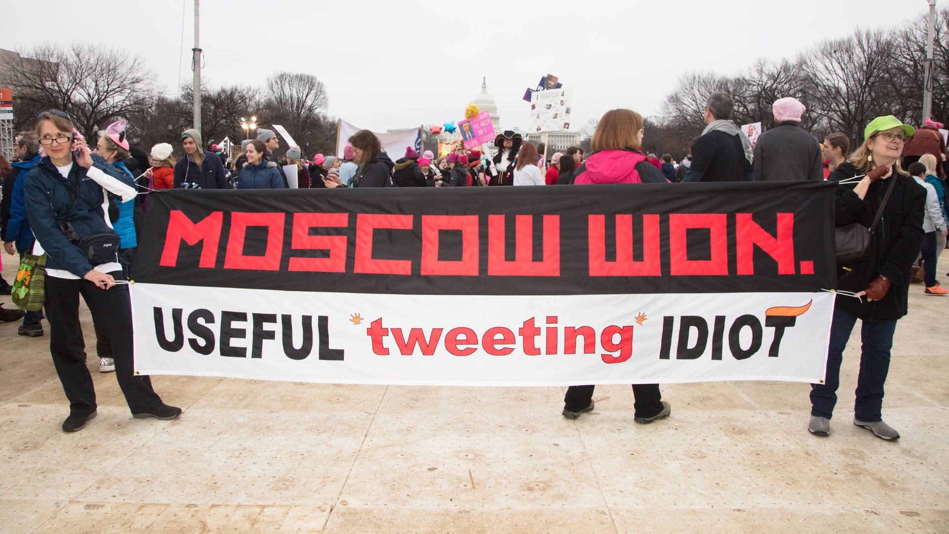 "Moskau hat gewonnen": Vorwürfe gegen den "nützlichen twitternden Idioten" gab es plakativ schon nach Donald Trumps erster Wahl, hier beim "Frauenmarsch" von 500.000 Menschen im Januar 2017.