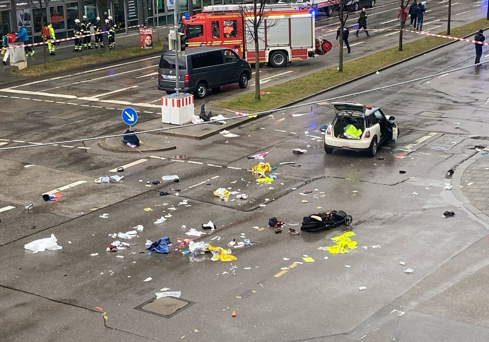 Anschlagsort in der Münchner Innenstadt: Neben dem Täterauto liegt ein Kinderwagen.