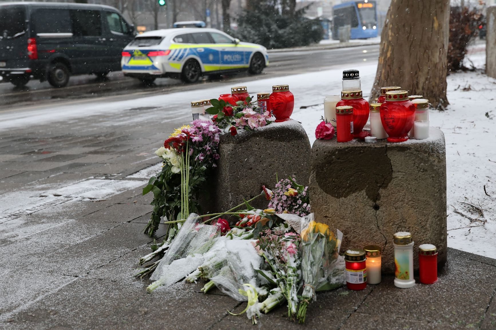 Auto in München in Menschengruppe gefahren