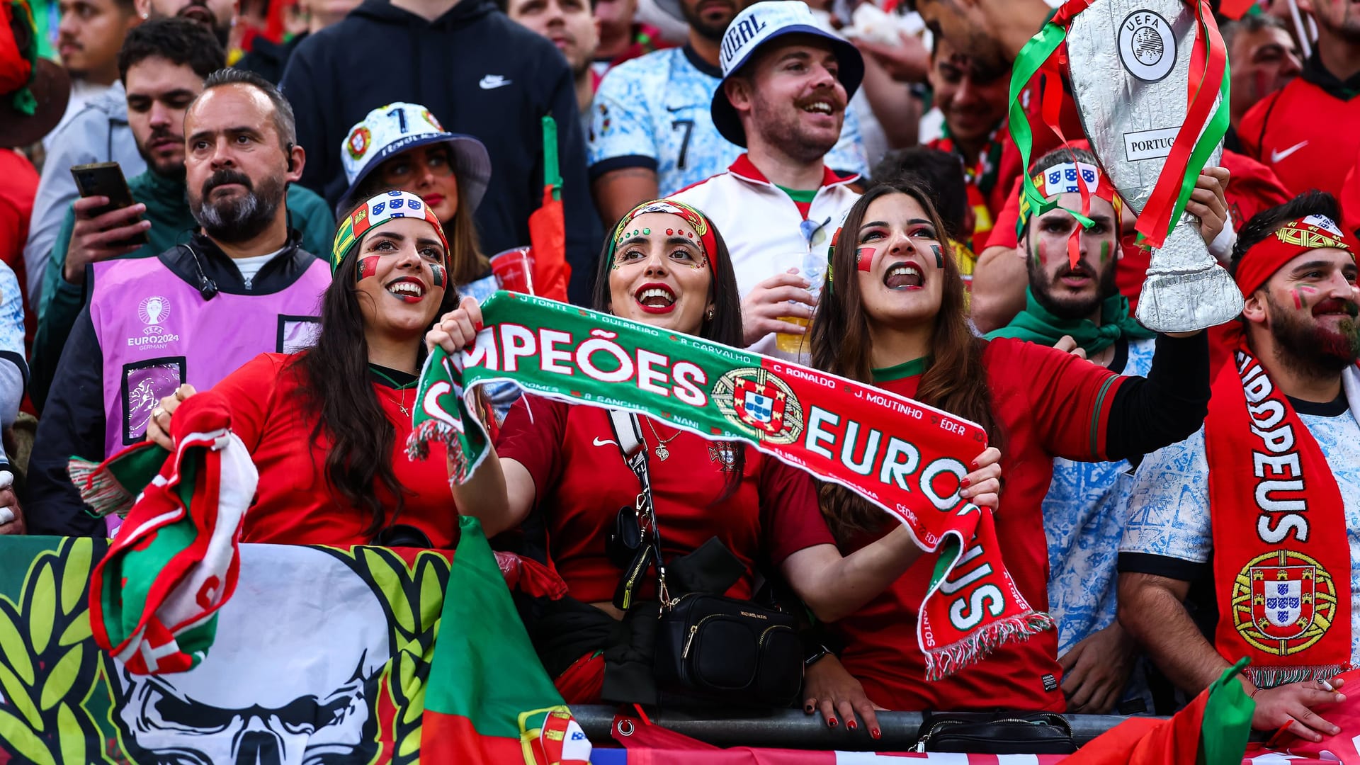 Portugal-Fans feiern ihr Team bei der Euro 2024 (Archivbild): Bei der Frauen-EM 2029 gehört das Volksparkstadion nicht zu den Spielorten.