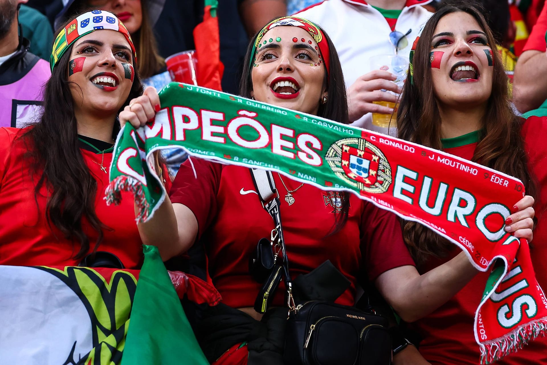 Portugal-Fans feiern ihr Team bei der Euro 2024 (Archivbild): Bei der Frauen-EM 2029 gehört das Volksparkstadion nicht zu den Spielorten.