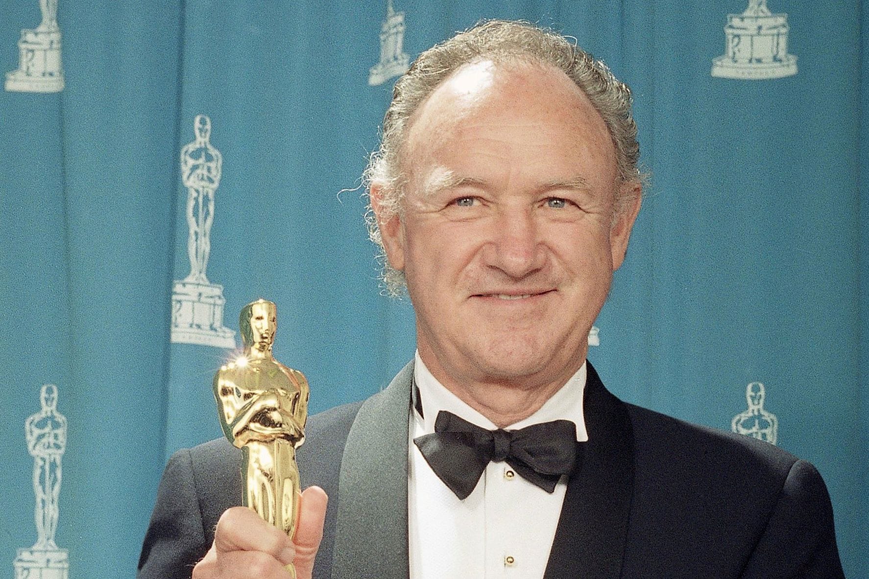 Gene Hackman mit einem Oscar in der Hand: 1993 gewann der Schauspieler den begehrten Filmpreis.