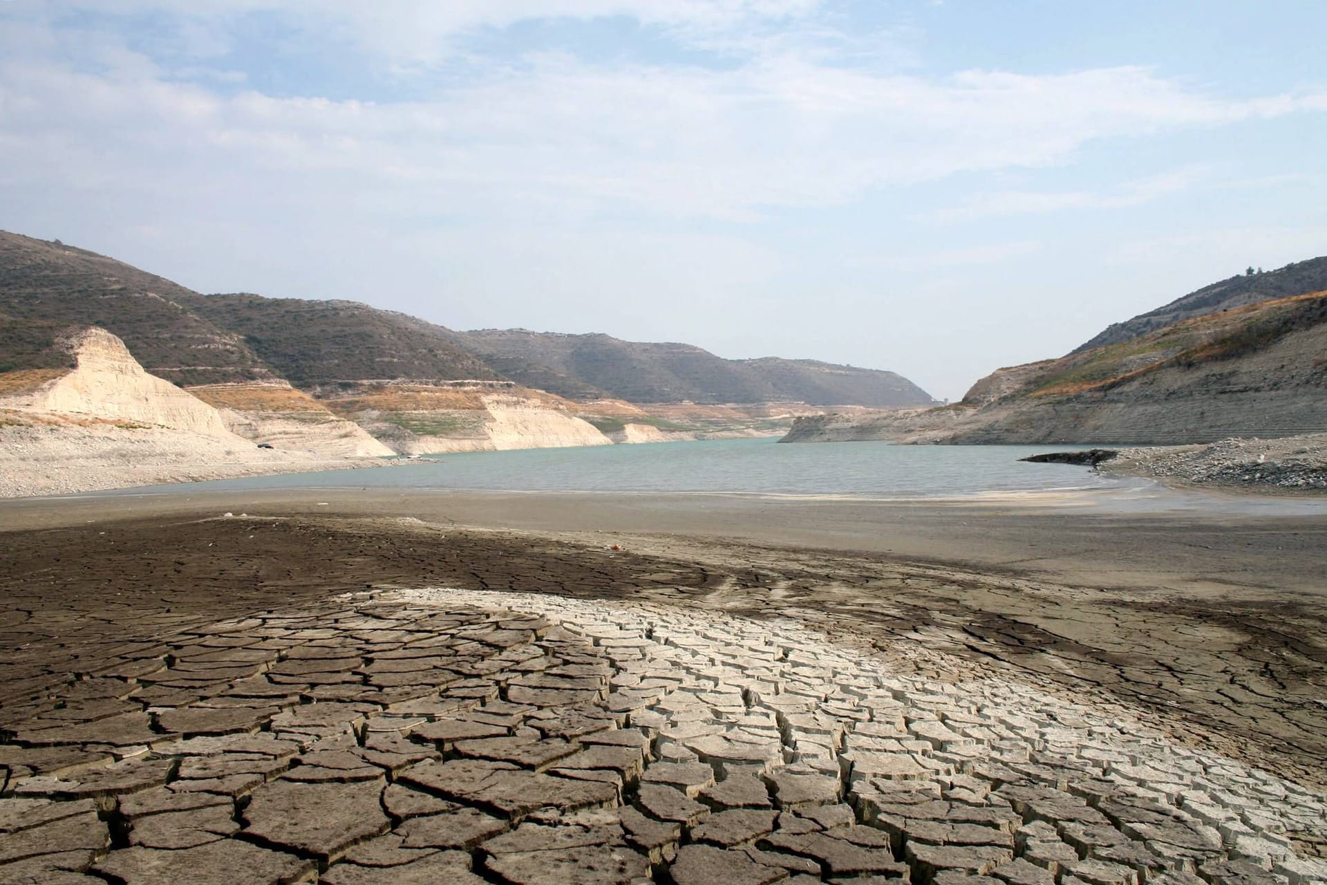 Ausgetrocknetes Flussbett des Kouris-Trinkwasser-Reservoirs bei Limassol (Archivbild): Zypern leidet unter der aktuellen Trockenheit.