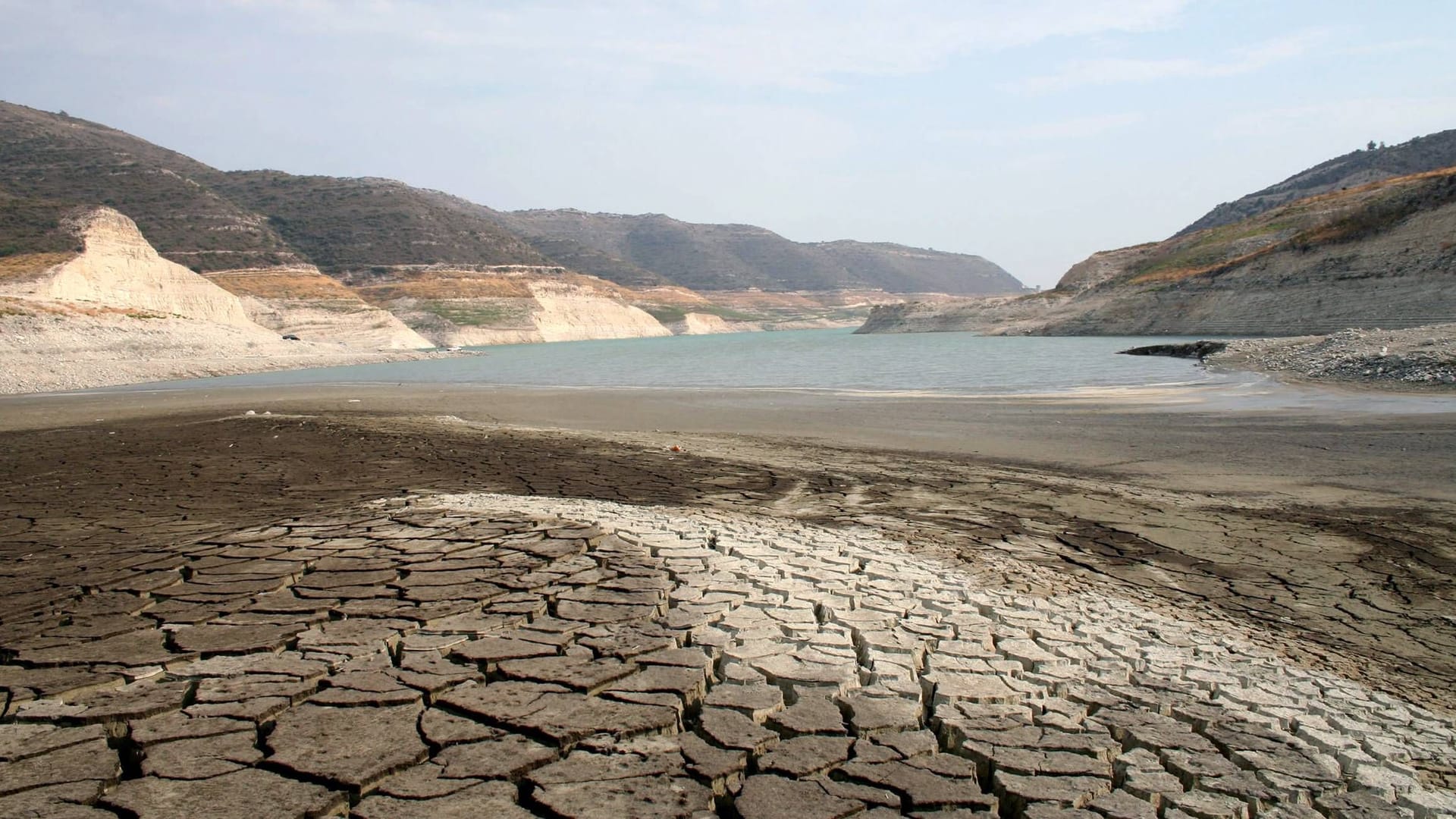 Ausgetrocknetes Flussbett des Kouris-Trinkwasser-Reservoirs bei Limassol (Archivbild): Zypern leidet unter der aktuellen Trockenheit.