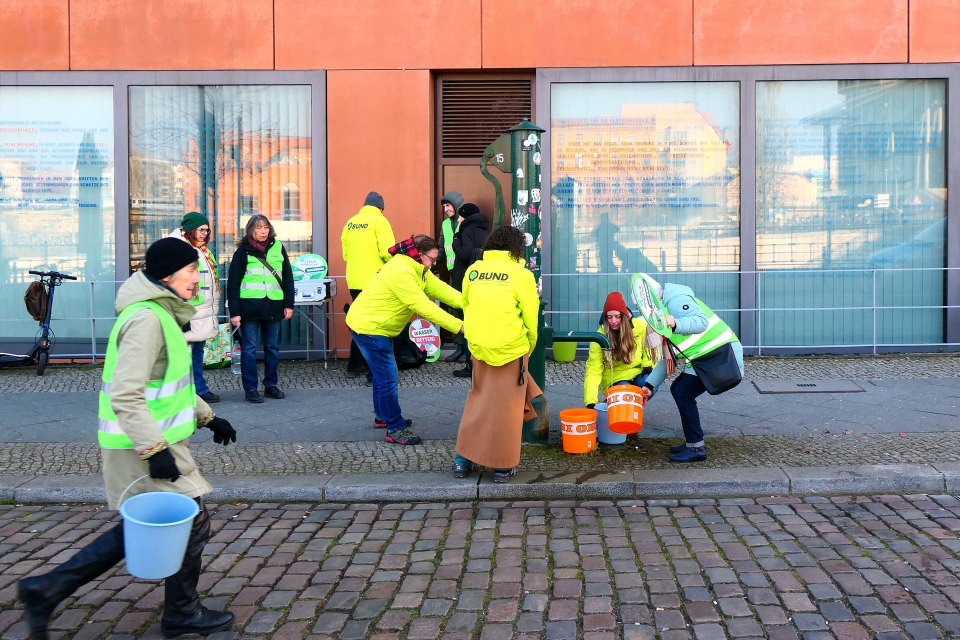 Messaktion im Berliner Regierungsviertel: Der BUND bemängelt die Qualität des Grundwassers.