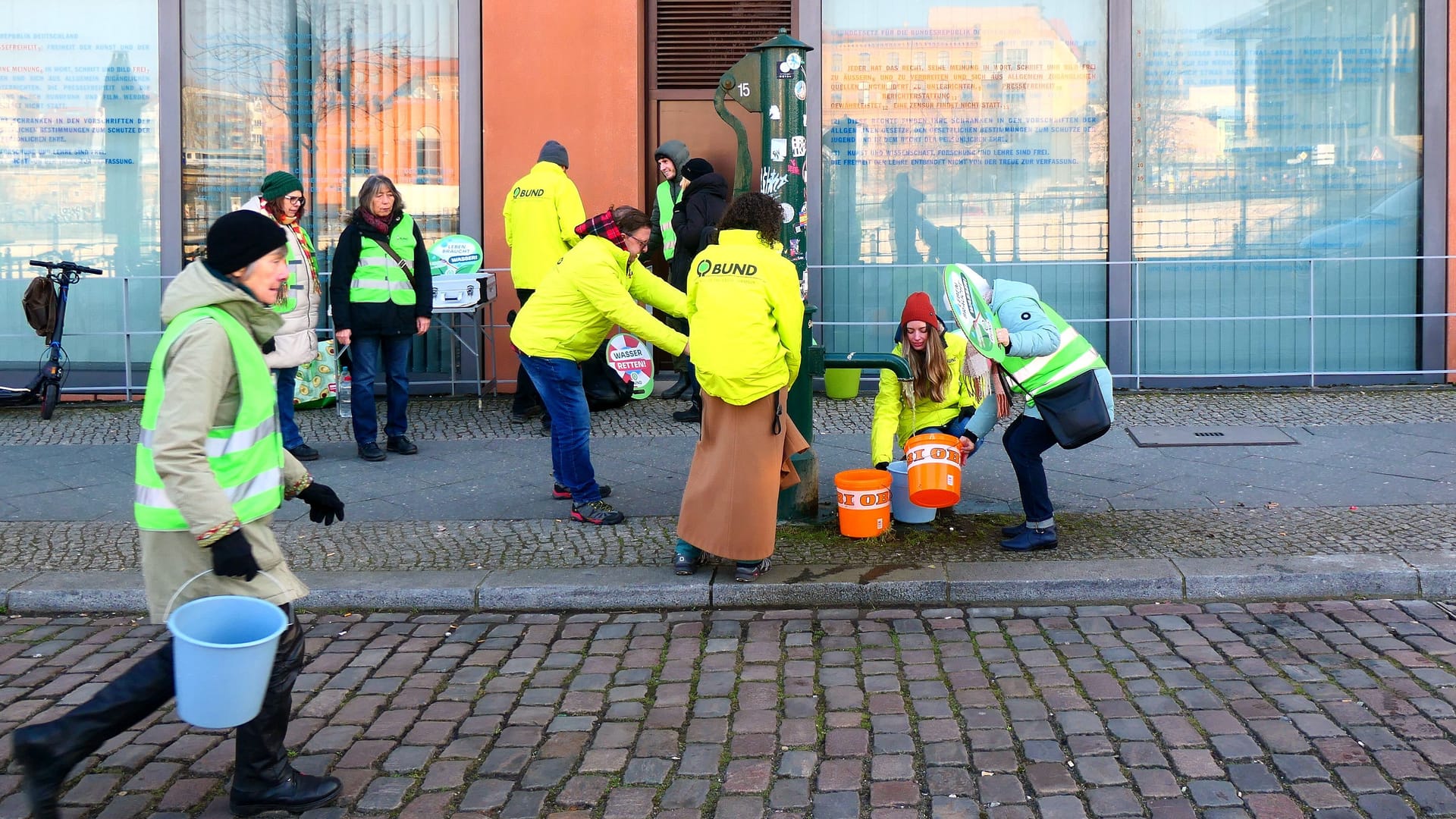 Messaktion im Berliner Regierungsviertel: Der BUND bemängelt die Qualität des Grundwassers.