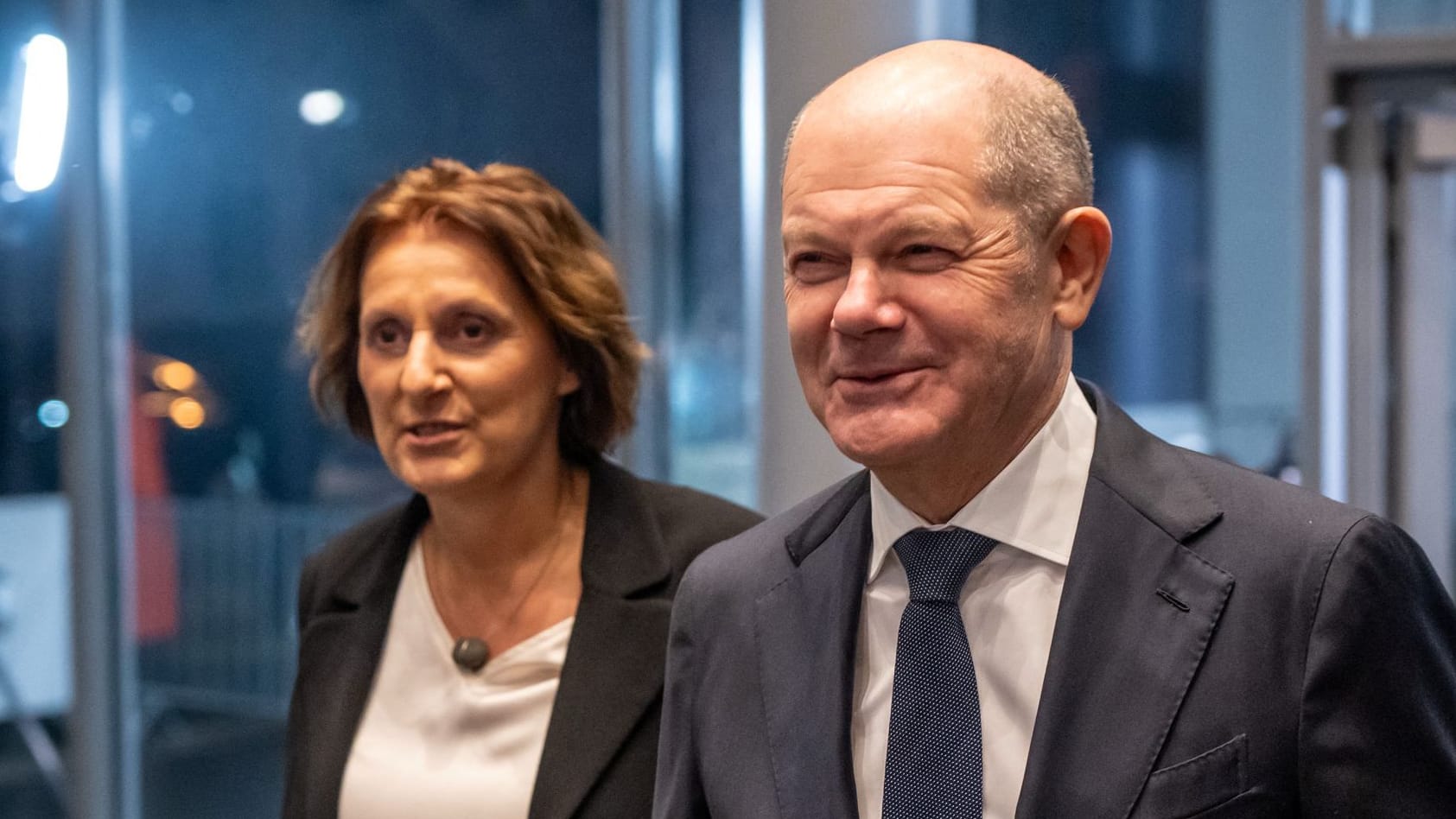 Olaf Scholz und seine Ehefrau Britta Ernst kommen zum TV-Duell im Studio an: Der SPD-Chef stritt vor den Kameras mit Friedrich Merz.