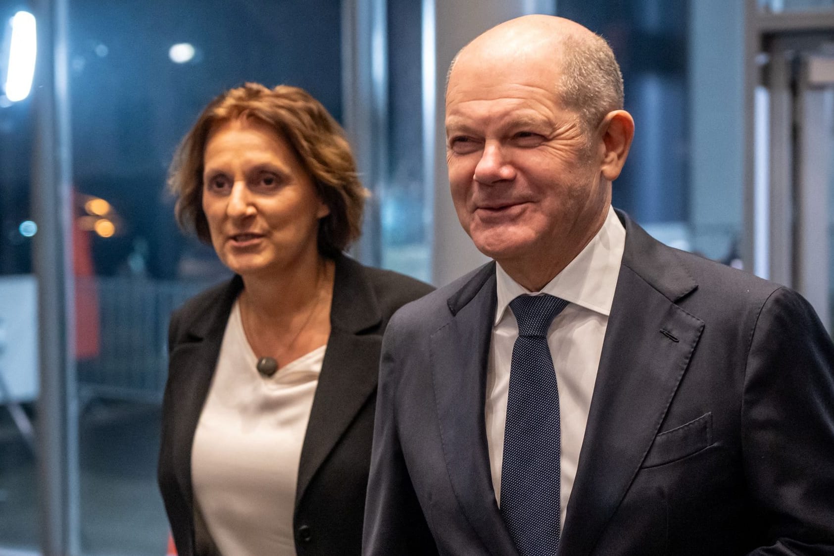 Olaf Scholz und seine Ehefrau Britta Ernst kommen zum TV-Duell im Studio an: Der SPD-Chef stritt vor den Kameras mit Friedrich Merz.