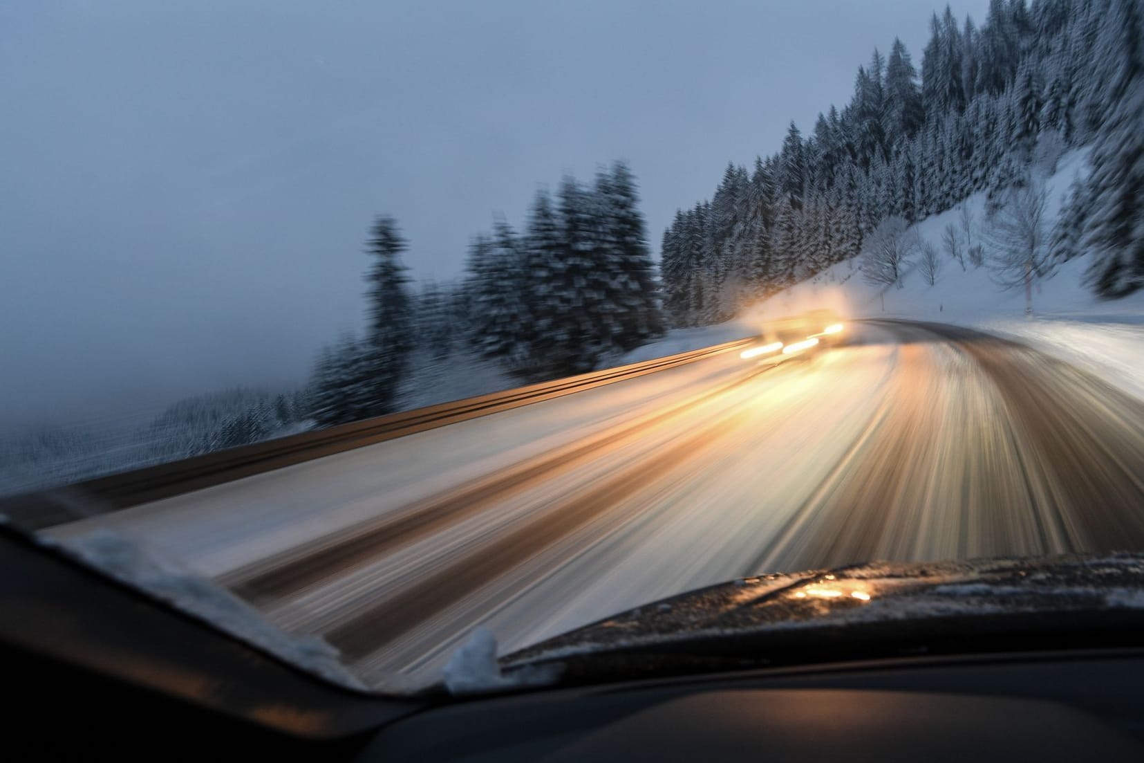 Schneeglatte Straße im Hochwarzwald