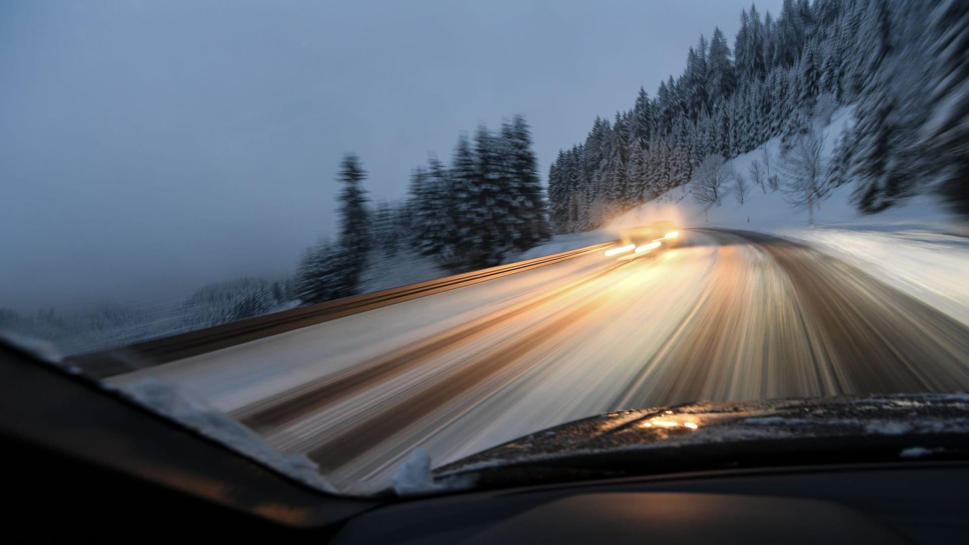 Schneeglatte Straße im Hochwarzwald