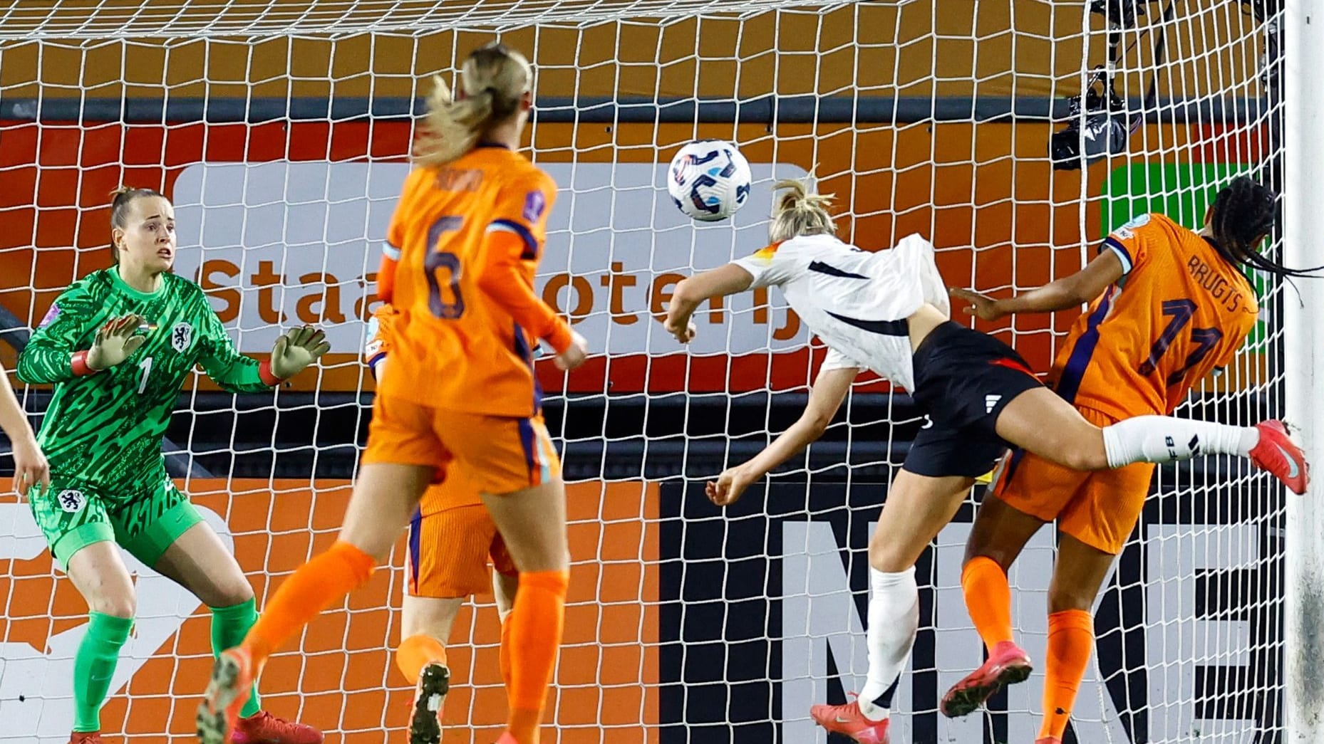 Lea Schüller (weißes Trikot) ist zur Stelle: Die Stürmerin konnte für Deutschland den Ausgleich erzielen.