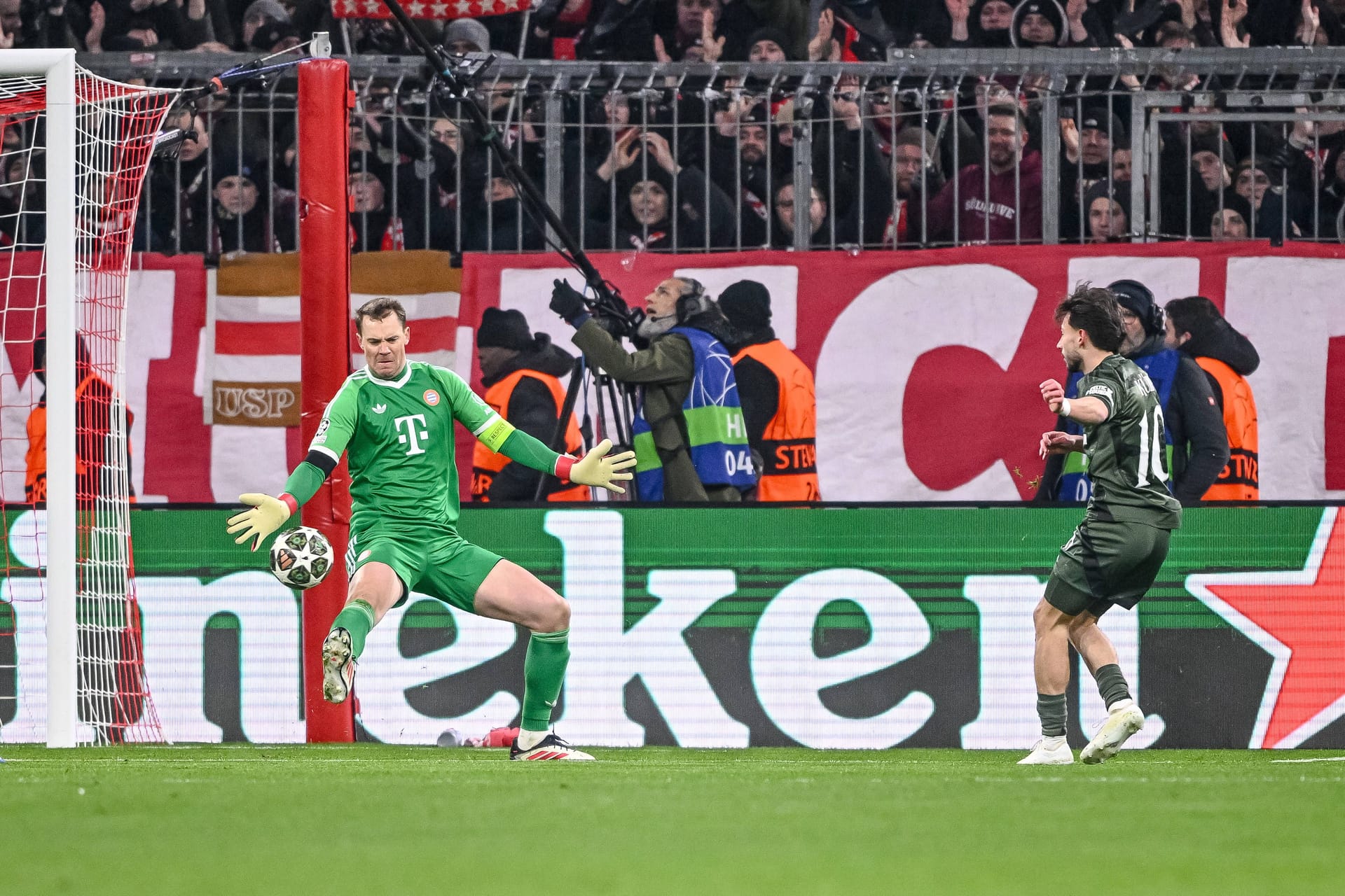 Manuel Neuer: War bereits geschlagen, Guerreiro musste für ihn auf der Linie retten (16.). Beim 0:1 konnte er nichts mehr machen. Note 3