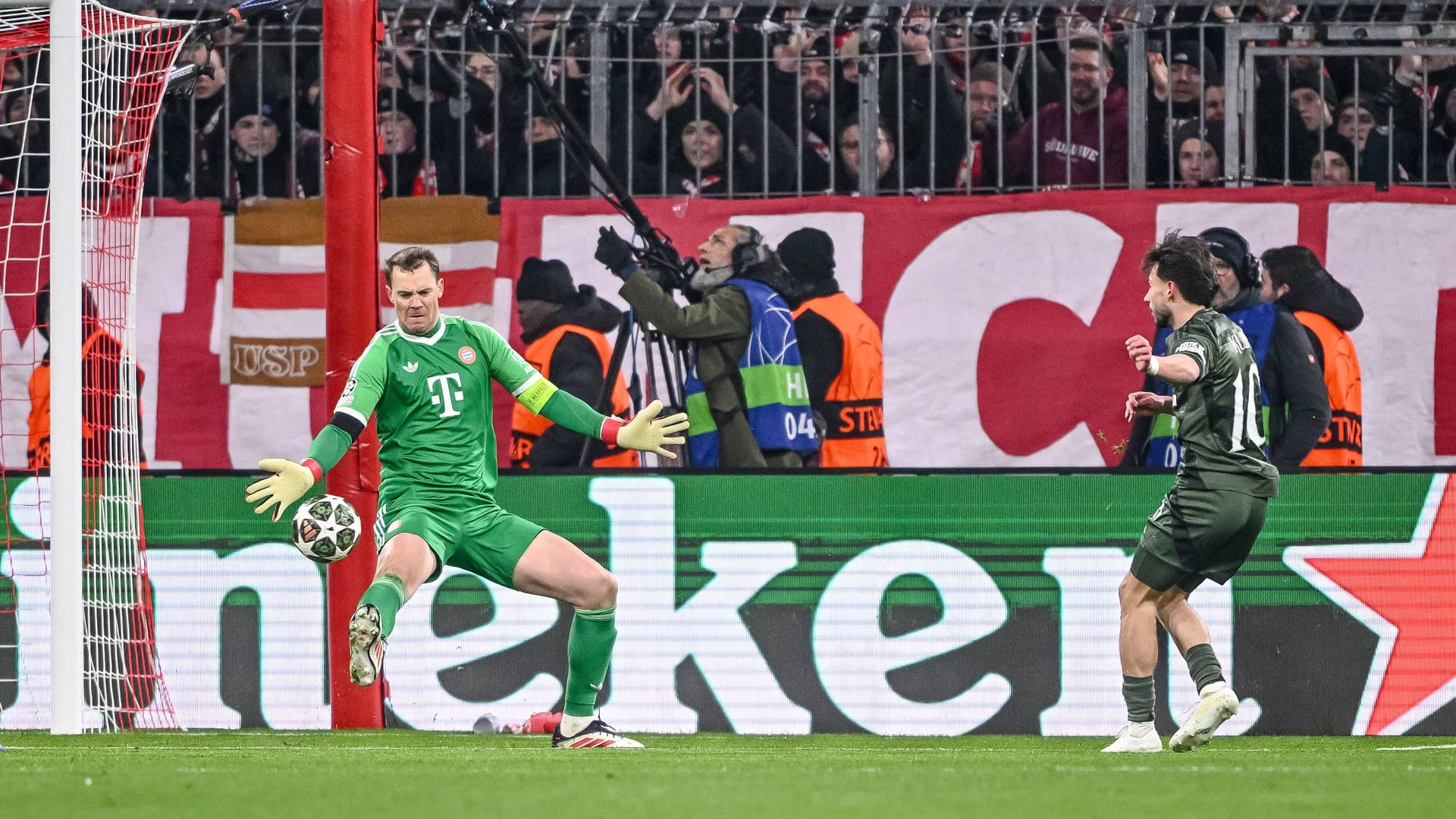 Manuel Neuer: War bereits geschlagen, Guerreiro musste für ihn auf der Linie retten (16.). Beim 0:1 konnte er nichts mehr machen. Note 3