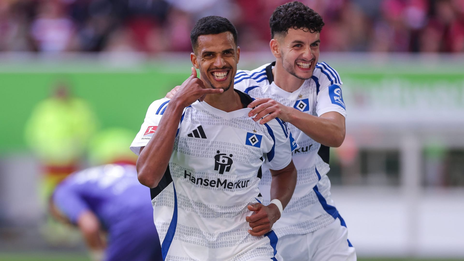 Robert Glatzel (l.) feiert ein Tor gemeinsam mit Daniel Elfadli (Archivbild): Der HSV-Stürmer steht nach langer Verletzungspause vor der Rückkehr.