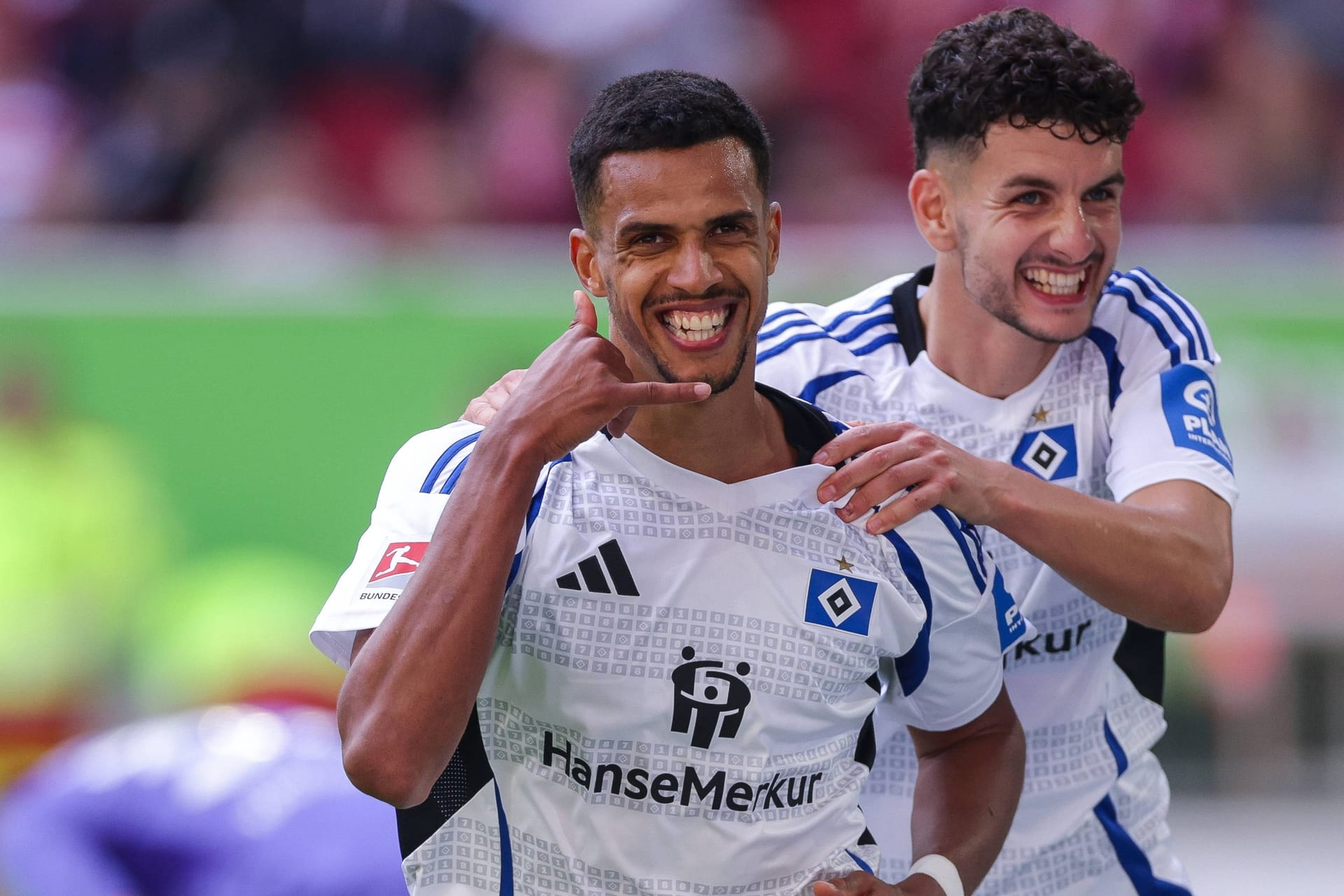 Robert Glatzel (l.) feiert ein Tor gemeinsam mit Daniel Elfadli (Archivbild): Der HSV-Stürmer steht nach langer Verletzungspause vor der Rückkehr.