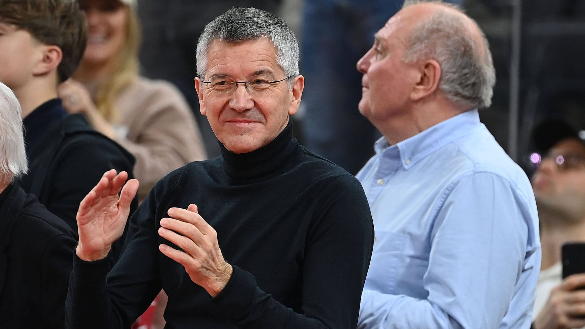 Herbert Hainer: Der 70-Jährige ist seit 2019 der Nachfolger von Uli Hoeneß (r.) als Präsident des FC Bayern.