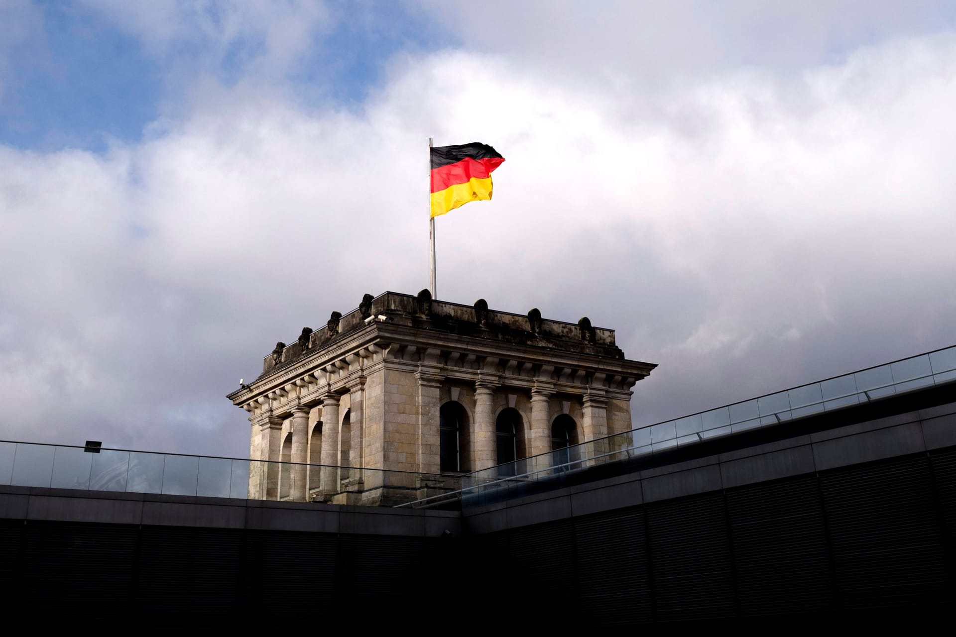 Deutschlandfahne am Reichstagsgebäude (Symbolbild): Schulden machen oder lieber nicht: Was hilft langfristig mehr?