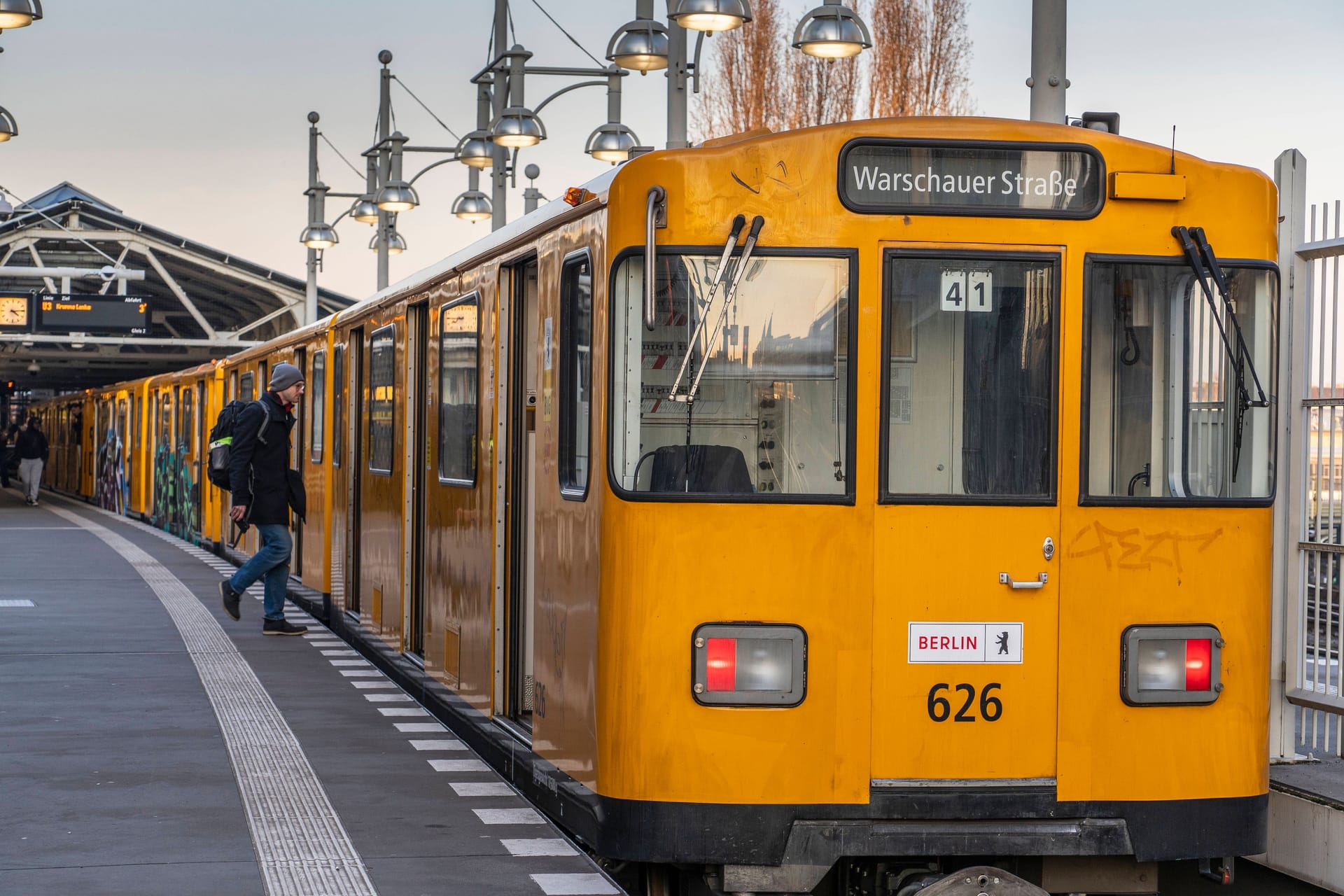 Eine U-Bahn im Bahnhof Warschauer Straße in Berlin-Friedrichshain.. Hier verkehren U-Bahnen der Linie U1 und U3.