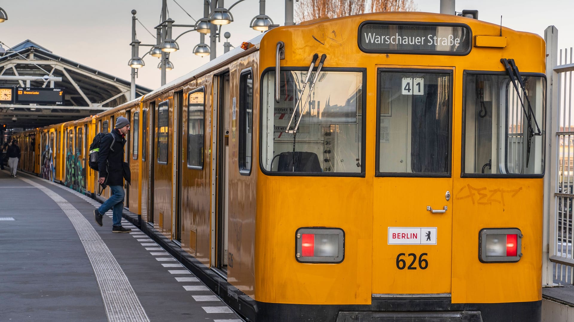 Eine U-Bahn im Bahnhof Warschauer Straße in Berlin-Friedrichshain.. Hier verkehren U-Bahnen der Linie U1 und U3.