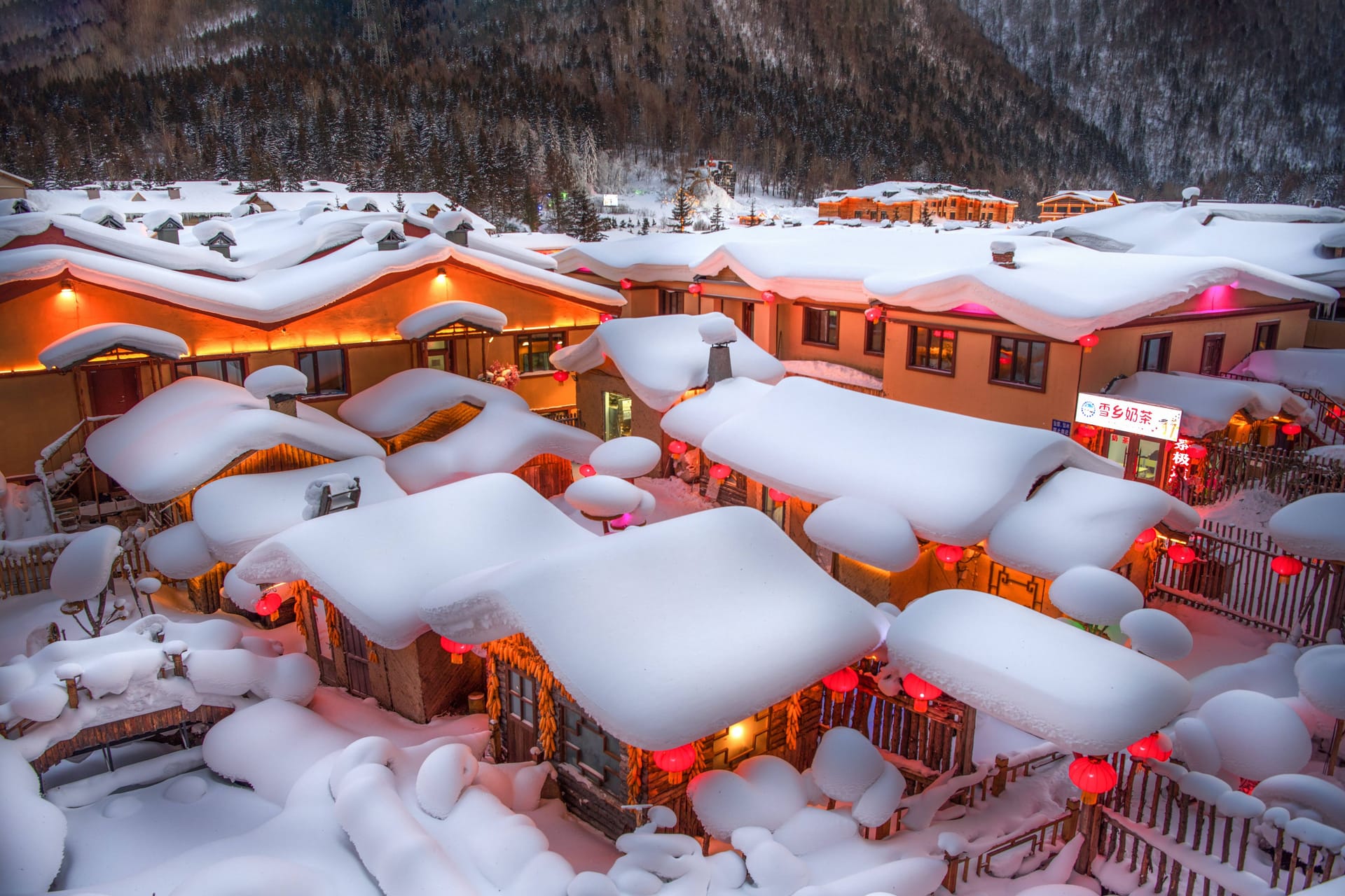 Chinesische Touristenattraktion unter einer dichten Schneeschicht (Archivbild): So wollte sich ein anderes Schnee-Dorf in China auch präsentieren.