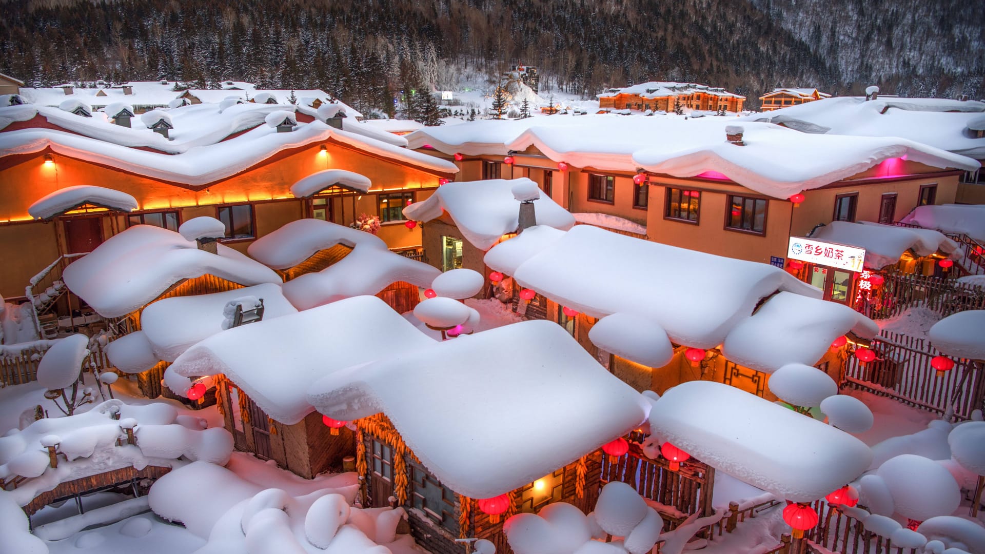 Chinesische Touristenattraktion unter einer dichten Schneeschicht (Archivbild): So wollte sich ein anderes Schnee-Dorf in China auch präsentieren.