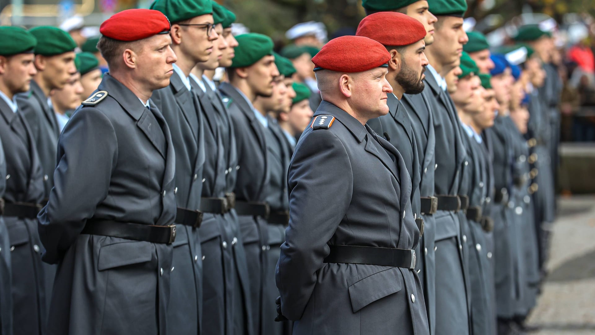 Feierliches Gelöbnis für Rekruten der Bundeswehr. Bei einer Wehrpflicht tut sich die SPD noch schwer. (Archivbild)