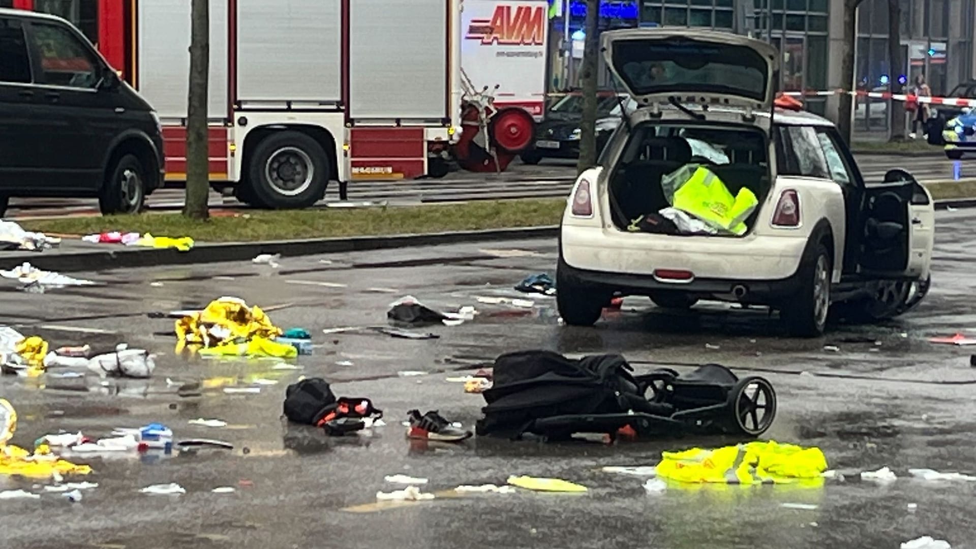 Auto in München in Menschengruppe gefahren