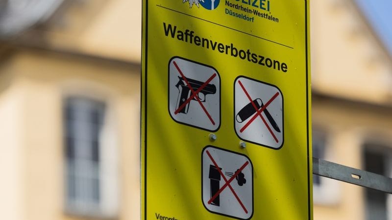 Hinweisschild für Waffenverbot: So will die Polizei Messerstechern beikommen.