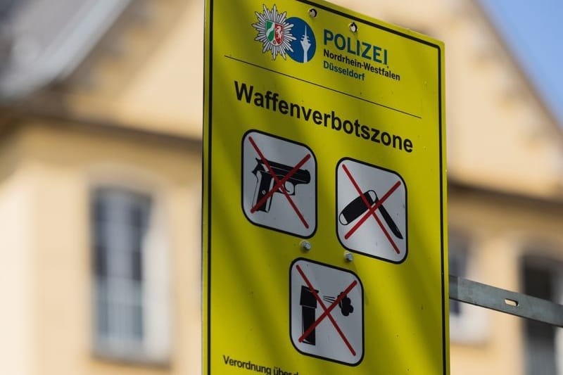 Hinweisschild für Waffenverbot: So will die Polizei Messerstechern beikommen.