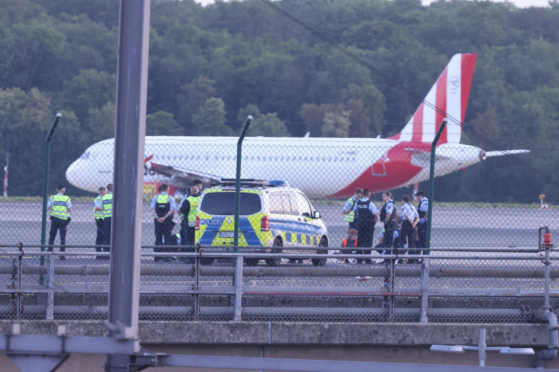 Aktion Letzte Generation am Flughafen Düsseldorf