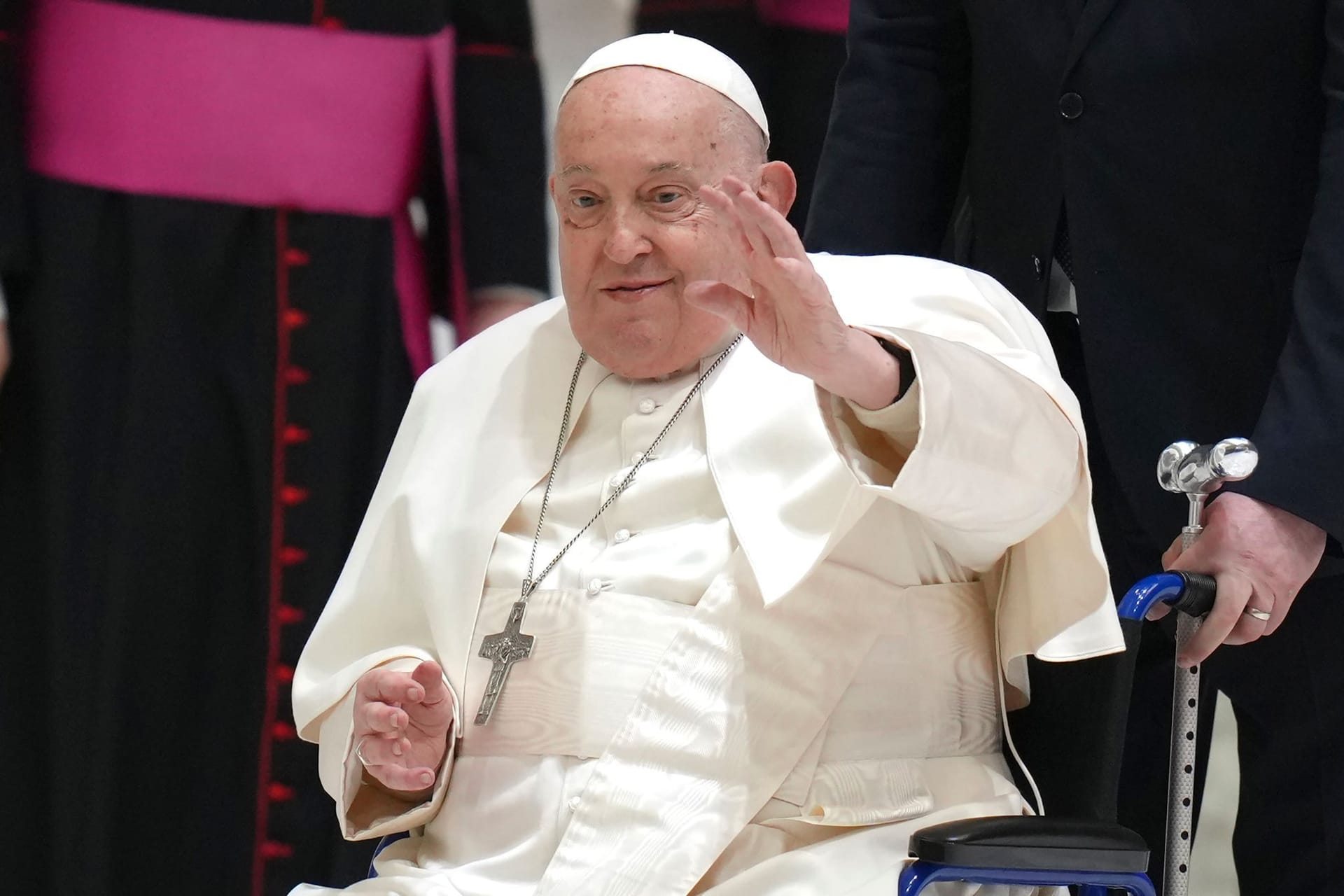 Papst Franziskus (Archivbild): Seit Freitag wird er in einem Krankenhaus in Rom behandelt.