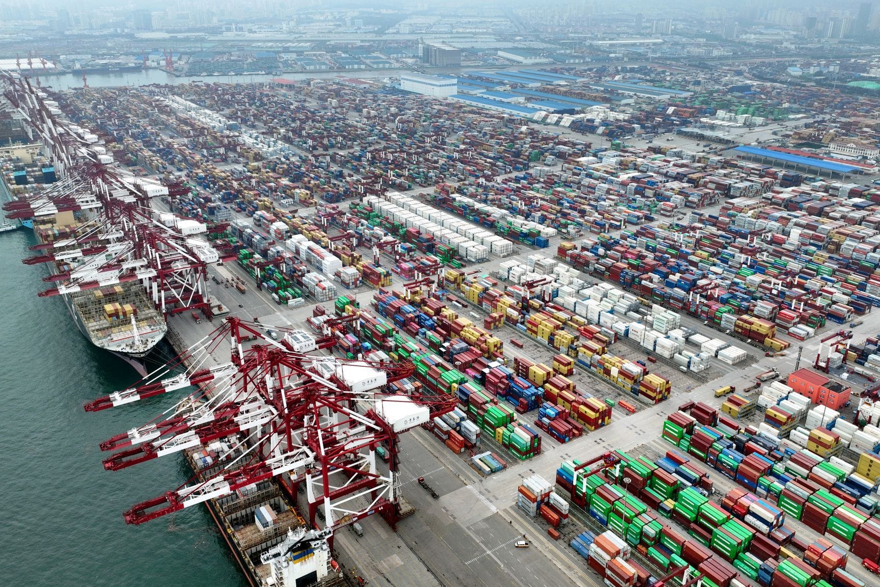 Container-Terminal im Hafen von Qingdao