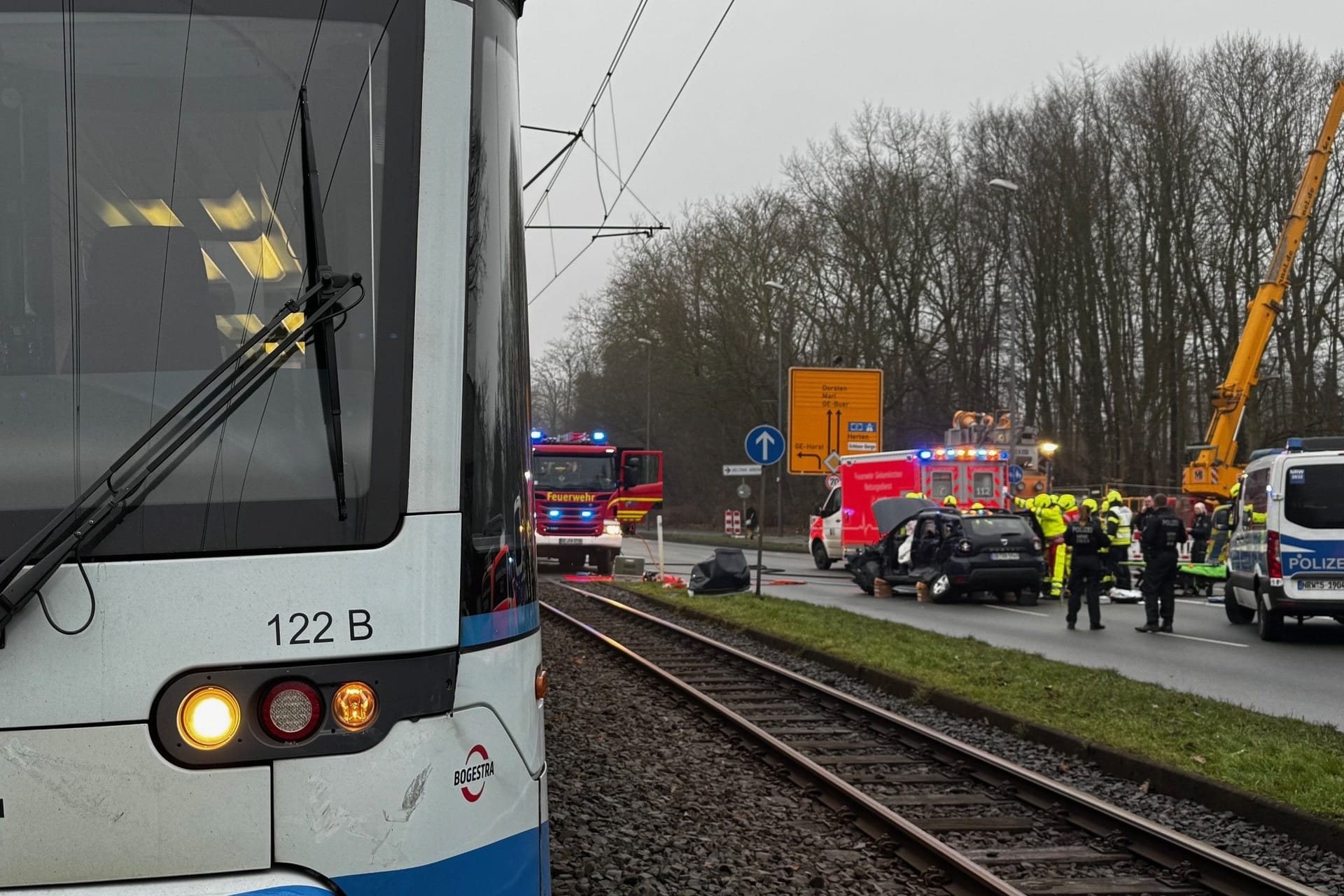 An der Kreuzung Eschfeldstraße / Kurt-Schumacher-Straße kam es zu einem Unfall zwischen einem Auto und einer Straßenbahn.