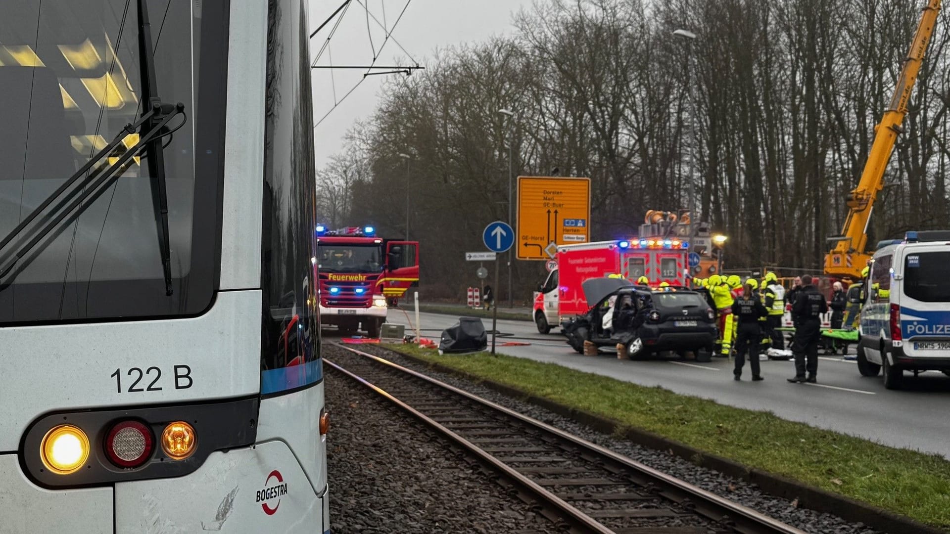 An der Kreuzung Eschfeldstraße / Kurt-Schumacher-Straße kam es zu einem Unfall zwischen einem Auto und einer Straßenbahn.