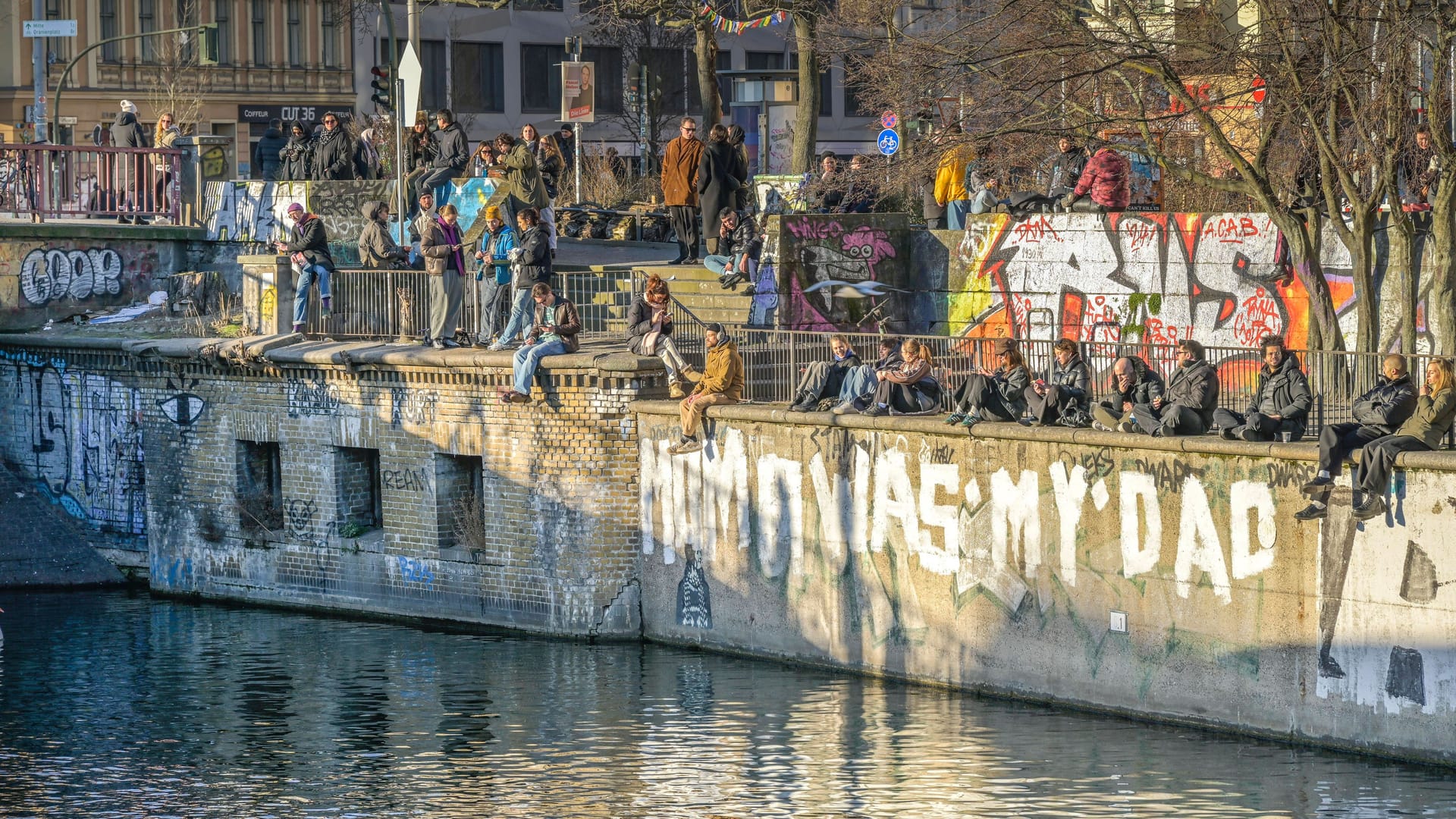 Menschen, Freizeit, Wintersonne, Paul-Lincke-Ufer, Landwehrkanal, Kreuzberg, Friedrichshain-Kreuzberg, Berlin, Deutschland *