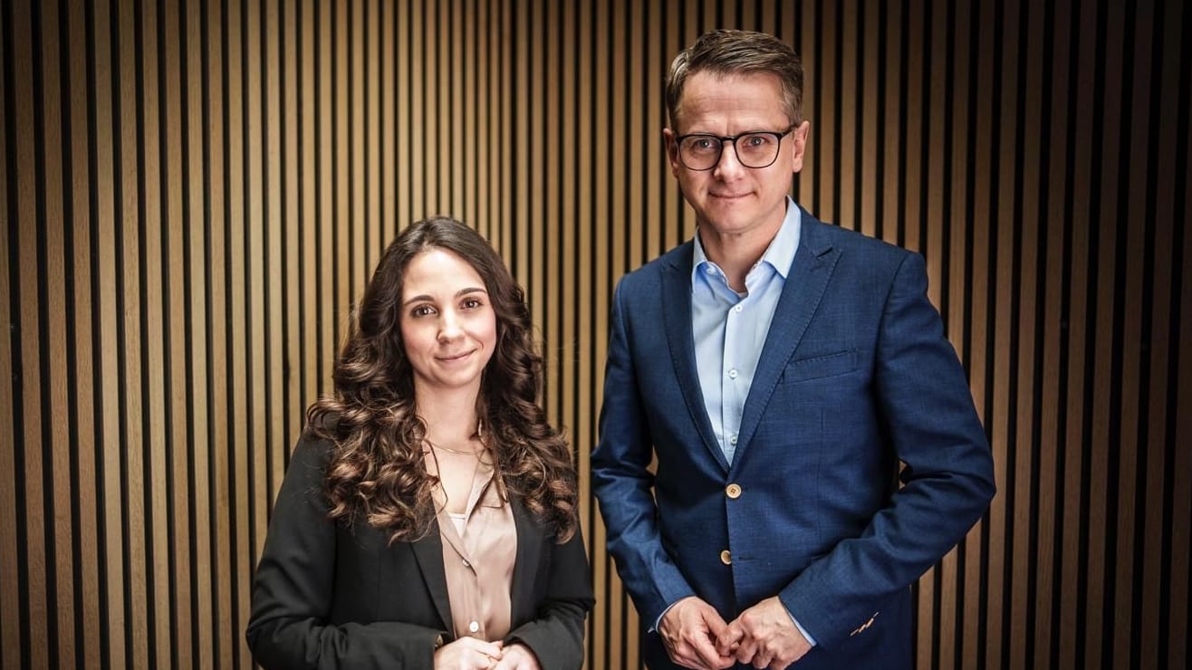 Carsten Linnemann (r.) mit t-online-Reporterin Sara Sievert (l.)