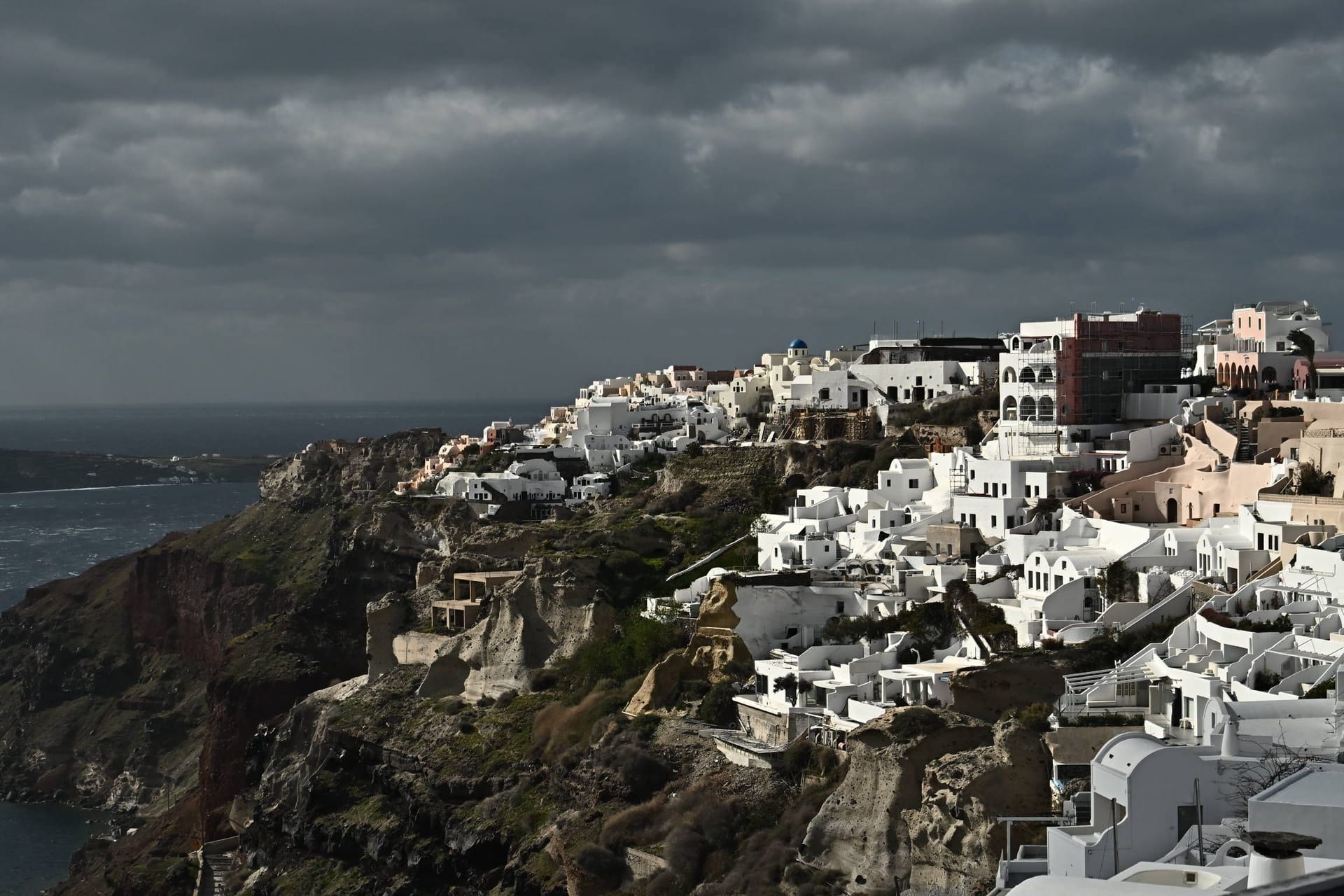 Im Schnitt wackelt die Erde nahe der griechischen Insel Santorini derzeit fünfmal pro Stunde. Jetzt haben Experten das bislang stärkste Beben registriert.