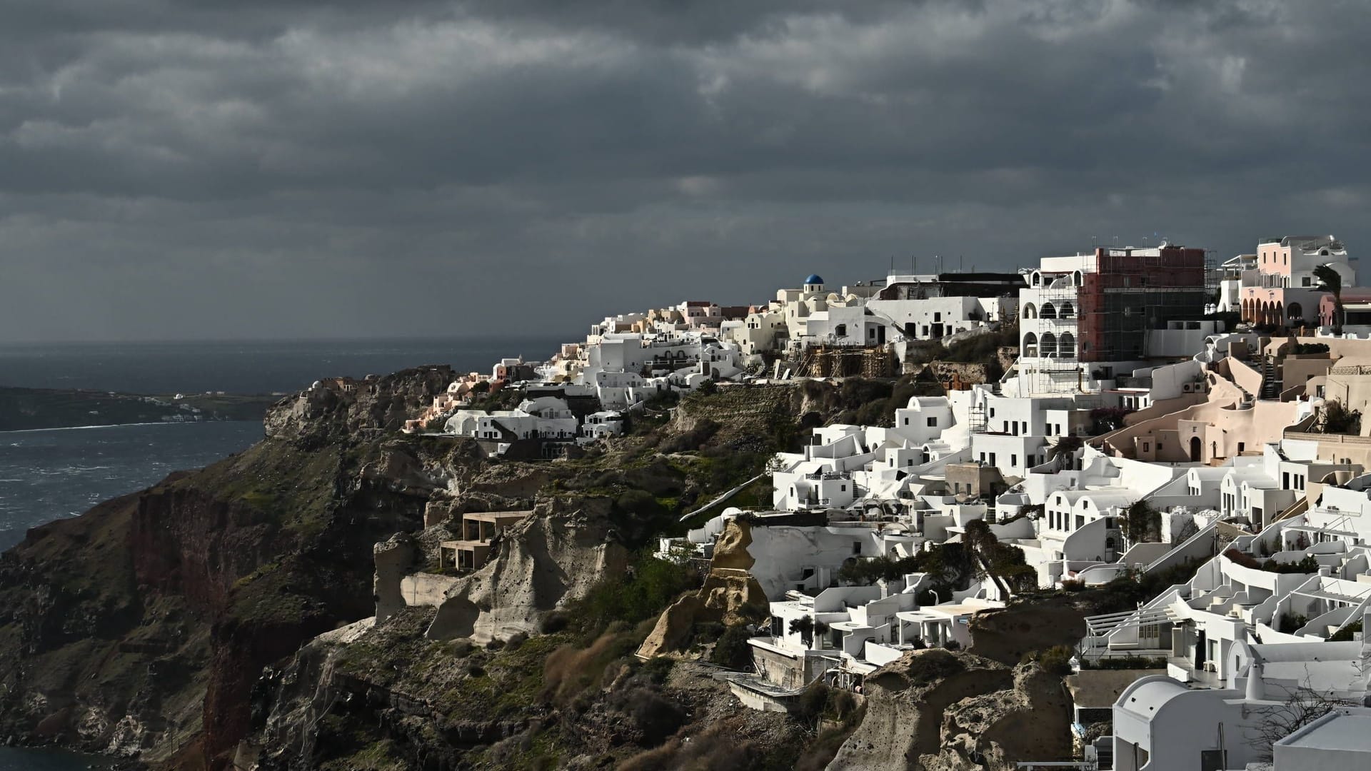 Im Schnitt wackelt die Erde nahe der griechischen Insel Santorini derzeit fünfmal pro Stunde. Jetzt haben Experten das bislang stärkste Beben registriert.