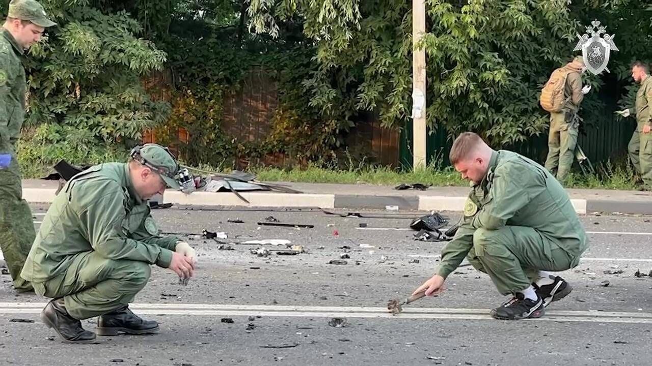 Polizisten untersuchen den Anschlagsort, an dem Alexander Dugins Tochter Daria getötet wurde.