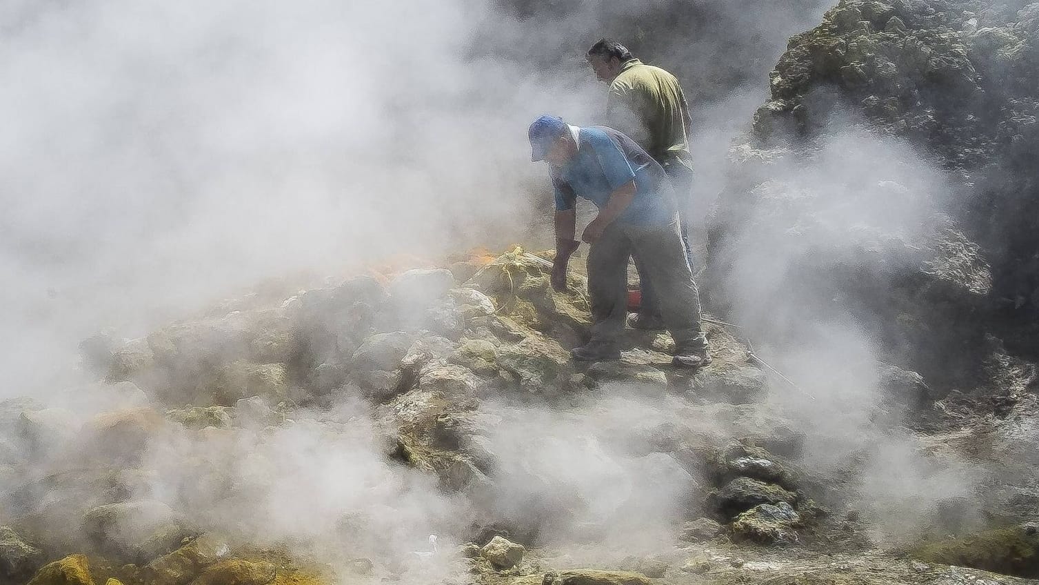 Schwefelgase haben die Felsen bei Pozzuoli in Italien gelb gefärbt (Archivbild): Droht ein Ausbruch?