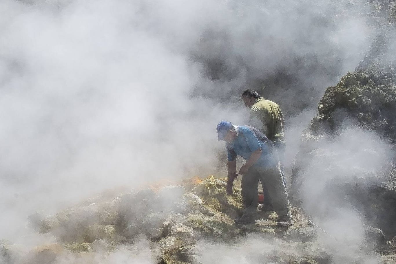 Schwefelgase haben die Felsen bei Pozzuoli in Italien gelb gefärbt (Archivbild): Droht ein Ausbruch?