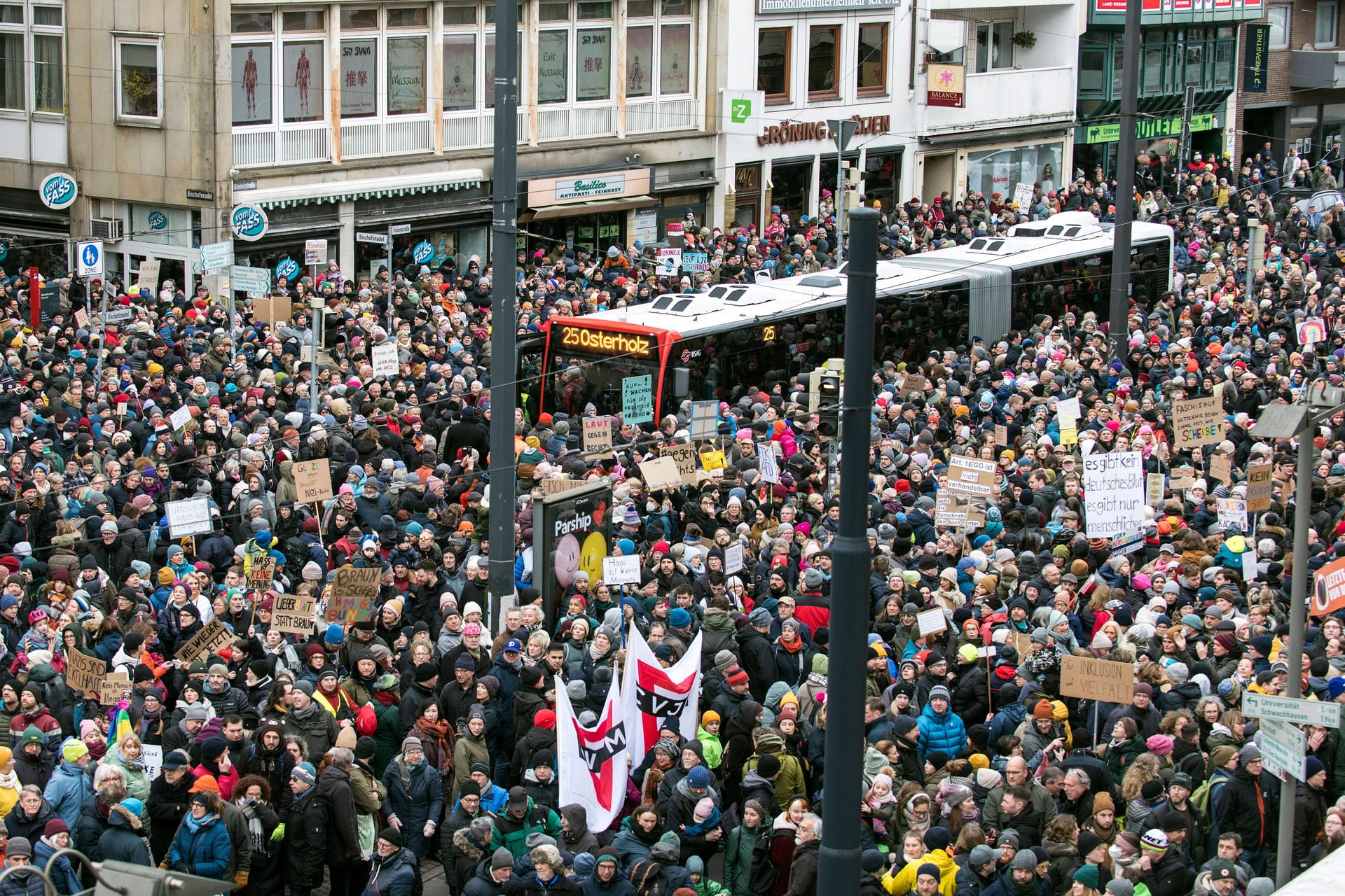 Demo gegen rechts im vergangenen Jahr in der Bremer City: Auch dieses Mal werden Tausende erwartet.