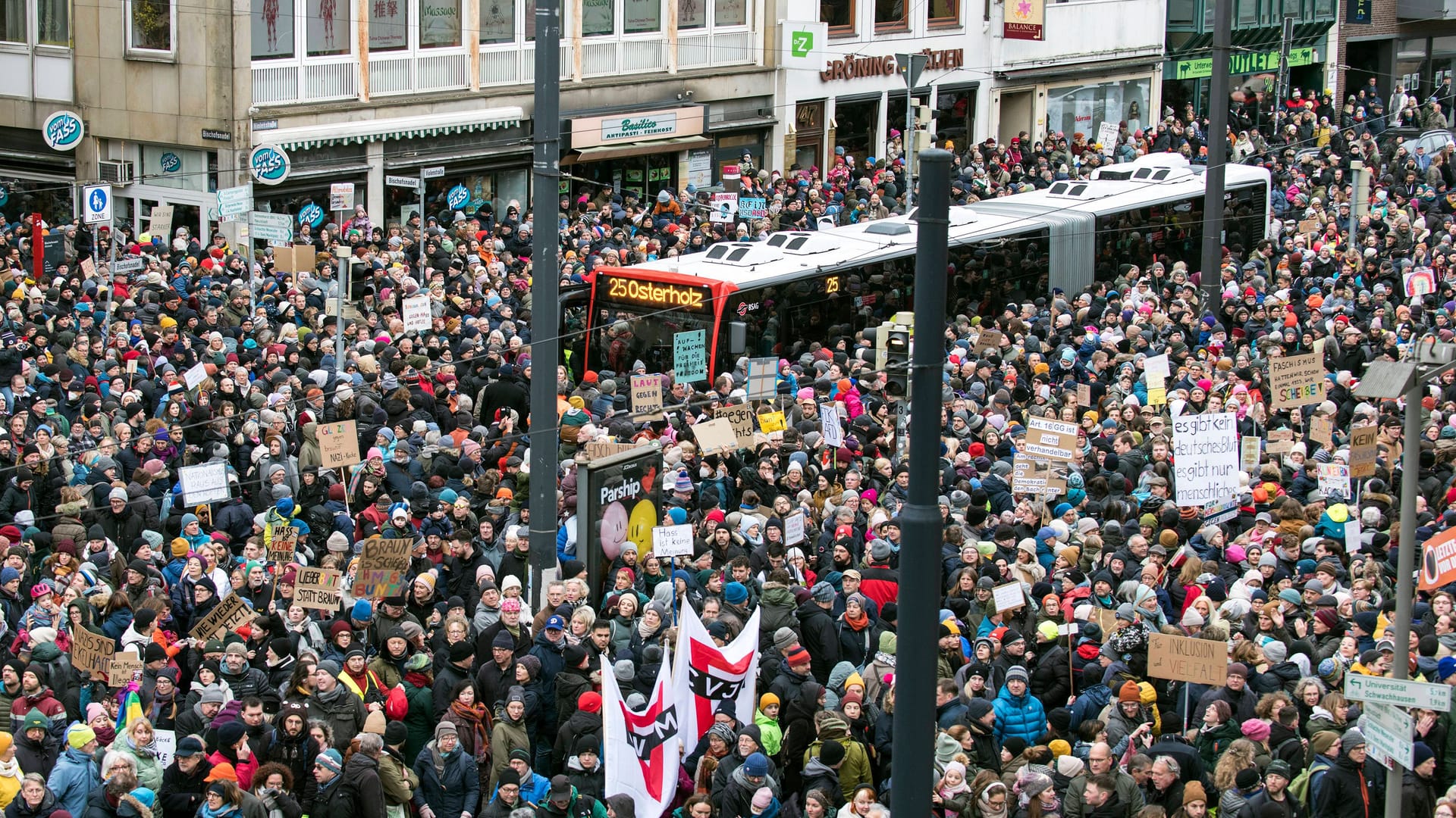 Demo gegen rechts im vergangenen Jahr in der Bremer City: Auch dieses Mal werden Tausende erwartet.